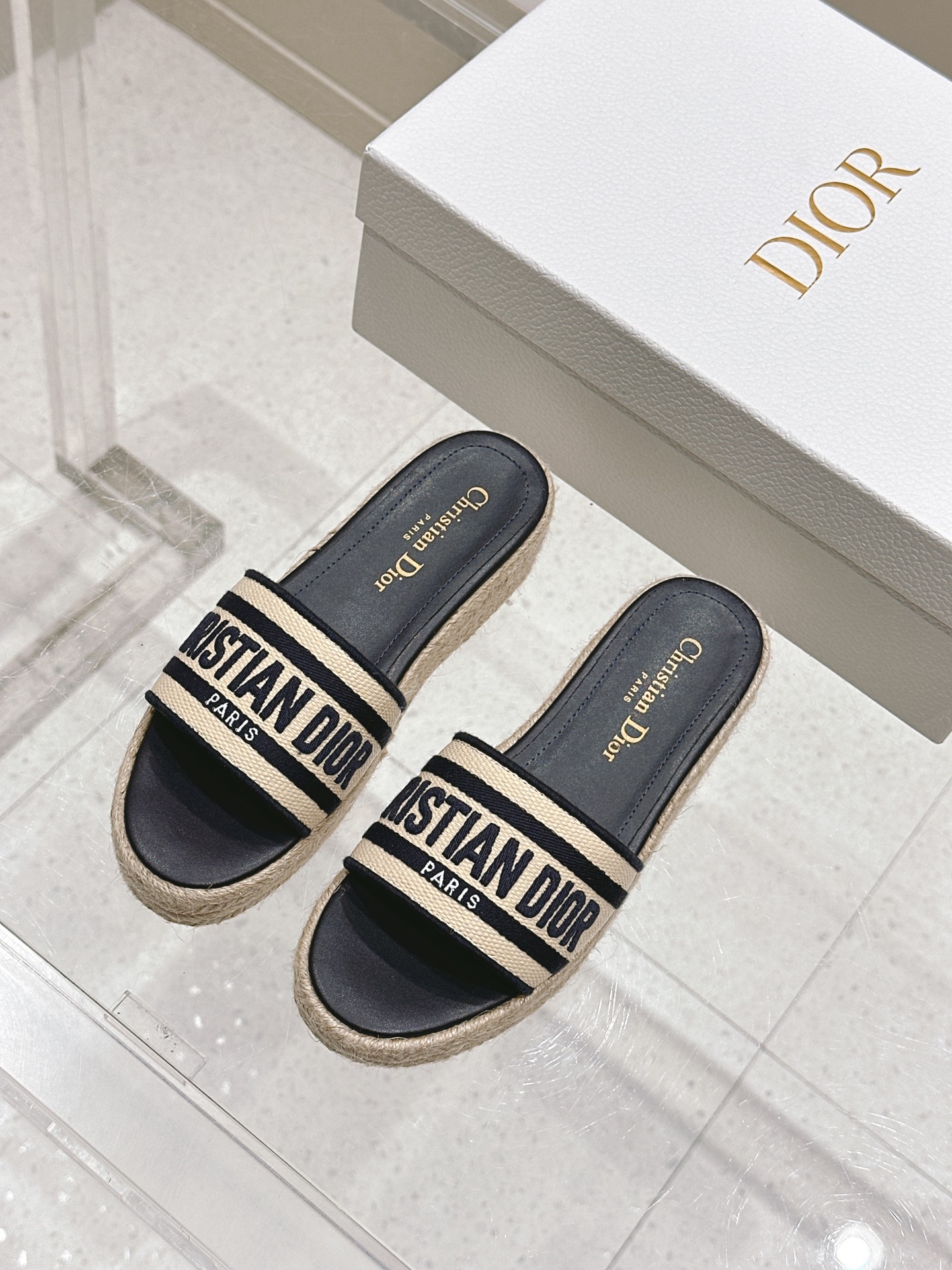 NO:408233,Dior Dway striped thick sole embroidered sandals This Dway thick sole sandals are fashionable and casual. Dark blue/black/grey cotton style, embroidered with Christian Dior Paris logo, which is recognizable. Paired with light micro-porous thick sole, decorated with blue and white stripes, it can enhance the style of this season. Materials and craftsmanship Original cotton upper The upper is embroidered with brand logo, padded cowhide leather insole 4.5cm thick sole is made of micro-porous material and rubber outsole Engraved D Home Lucky Star Symbol Rubber Sole Size35-39 (customized for 40/41, no return or exchange), slippers, dior, dior, dior, slippers, cowhide19860909Dior迪奥Dway条纹厚底刺绣凉拖鞋  这款 Dway 厚底凉拖时尚休闲.深蓝色/黑色/灰色 棉质款式,饰以 Christian Dior Paris 标志刺绣,富有辨识度.搭配轻盈的微孔材质厚底,饰以蓝色和白色条纹,可为本季的各式装扮提升格调. 材料与工艺 原版棉质鞋面 鞋面饰以品牌标志刺绣 加垫牛皮革内底 4.5cm厚底采用微孔材质和橡胶大底 镌刻D家幸运星符号橡胶底 Size35-39（40/41定做不退换）,拖鞋,dior,dior,dior,slippers,cowhide,Women's Shoes