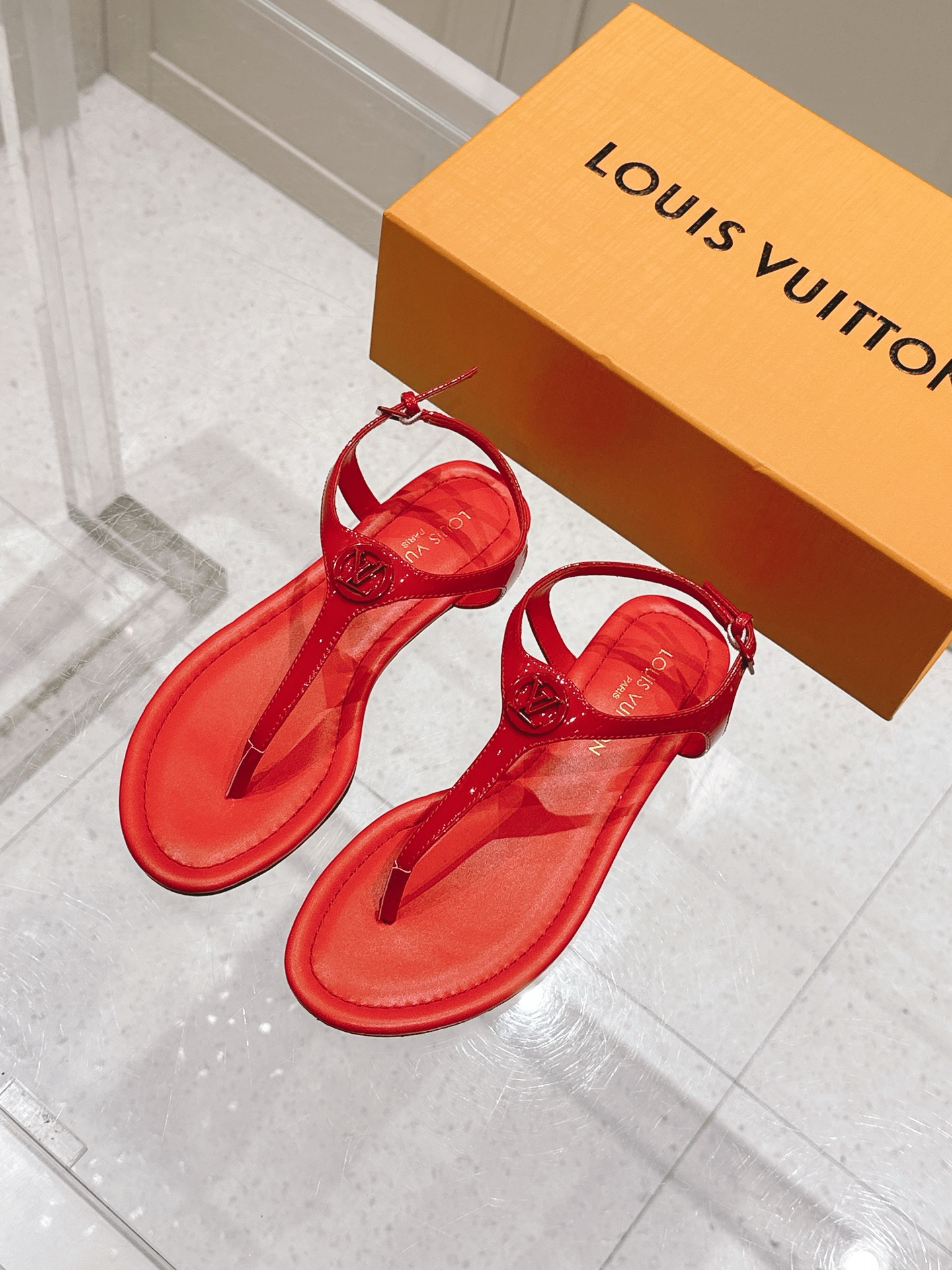 NO:408230,'Exclusive Top Version' LV Donkey Brand 2025vs Spring and Summer and Summer Paris Purchase The latest popular sandal series... [Round buckle clip-toe flat sandals] Original buckle mold with original logo, super dazzling and beautiful, it looks high-end, elegant and upscale at first sight, making you feel terrible, so the main venue - MATERIAL Material - Fabric: Original custom sheepskin letter round buckle craft Inner: Original imported sheepskin foot pad: Original imported sheepskin Outsole: Italian imported genuine leather outsole Heel height: 1cm Packaging: Original full package Size: 35-39 (40.41. Customized without return) Color: Synchronous update of the official website, split-toe shoes, louis vuitton, sandals, sheepskin, Leather soles19860909《独家顶级版本》 LV驴牌2025vs春夏夏巴黎代购最新爆款凉鞋系列……【圆扣夹趾平底凉鞋】 原版扣开模 附带原版logo 超级炫美 一眼看上去就高端大气上档次,让你齁的柱所以主场 - MATERIAL 材质 - 面料:原版定制羊皮字母圆扣工艺 内里:原版进口羊皮 垫脚:原版进口羊皮 大底: 意大利进口真皮大底 跟高:1cm 包装:原版全套包装 码数:35-39（40.41.定制不退换） 颜色:官网同步更新,分趾鞋,louis vuitton,sandals,sheepskin,Leather soles,Women's Shoes