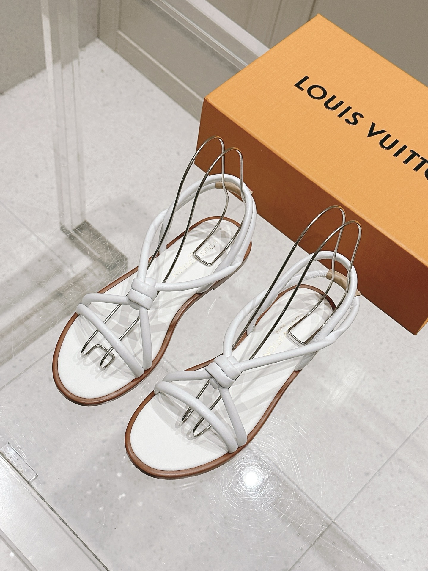 NO:408227,Top version LOUIS VUITTON LV new simple and fashionable flat sandals, upper sheepskin footbed sheepskin sole imported genuine leather outsole Size35-41 (40.41 custom made without return or exchange), split-toe shoes, louis vuitton, louis vuitton, louis vuitton, sandals, sheepskin, Leather soles19860909顶级版本 LOUIS VUITTON 路易威登 LV新款简约时尚平底凉鞋 鞋面羊皮 垫脚羊皮 鞋底进口真皮大底 Size35-41（40.41定做不退换）,分趾鞋,louis vuitton,louis vuitton,louis vuitton,sandals,sheepskin,Leather soles,Women's Shoes
