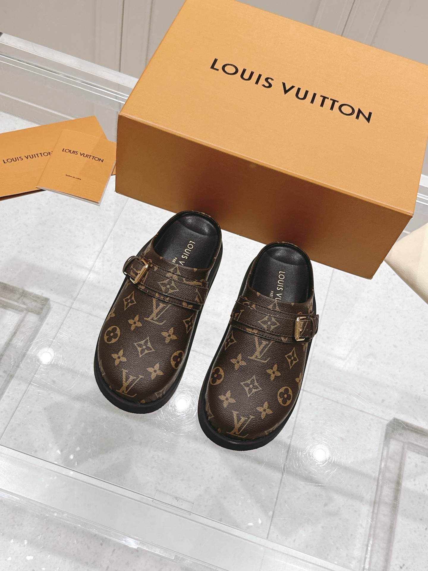 NO:409423,Top version LV Louis Vuitton L Home Donkey Brand To-Go Comfort series Presbyterian Birkenton Baotou Slippers Sandals Original purchase and development Made of LV To-Go Comfort sandals Monogram canvas, which combines comfort and trendy style. Adjustable shoelaces embellish the Louis Vuitton logo, light rubber outsole quotes LV Archlight sports shoes wavy design, delivery counter exquisite packaging Fabric: original custom-made top leather Inner: imported soft sheepskin Sole: original open mold-proof TPU material Sole Thickness Increase 3CM Size: Women's 35-41, semi-torque, louis vuitton, louis vuitton, louis vuitton, louis vuitton, louis vuitton, louis  vuitton, sandals, sneakers, slippers, cowhide, sheepskin19860909顶级版本 LV 路易威登 L家 驴牌 To-Go Comfort系列 老花 勃肯 包头拖鞋 凉鞋 原版购入开发 做货 LV To-Go Comfort 凉拖取材 Monogram 帆布,兼具舒适体验和潮流风范.可调节鞋带点缀路易威登标识,轻盈橡胶外底援引 LV Archlight 运动鞋的波浪形设计 配送专柜精美包装 面料 : 原版定制头层牛皮 内里 : 进口柔软羊皮里 鞋底 : 原版开模防滑TPU材质 底厚 增高3CM Size : 女款35-41,半拖,louis vuitton,louis vuitton,louis vuitton,louis vuitton,sandals,sneakers,slippers,cowhide,sheepskin,Women's Shoes