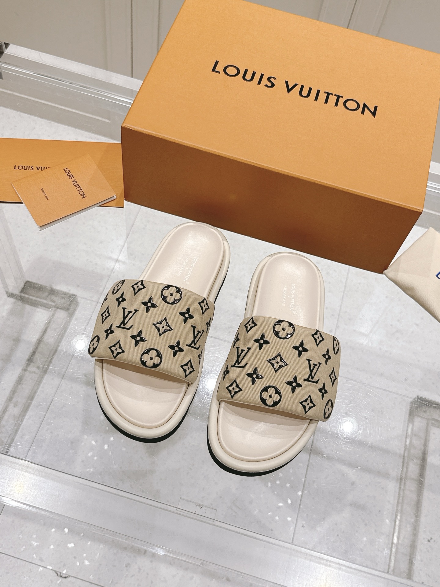 NO:408224,Top version LV Louis Vuitton Ljiadou brand POOL PILLOW COMFORT Velcro, denim, checkerboard, relief, bread, flat sandals, original purchase and development, made in this model Pool Pillow Comfort Flat sandals are padded with neoprene, creating a comfortable and wide upper, and then imprinting the classic Monogram pattern. Velcro is easy to adjust, and the tough insole and emboss the whole. Exquisite packaging of the delivery counter Fabric: original customized technology fabric fabric, inner original customized sheepskin footbed, sole original open molded rubber foamed sole, sole thickness 4CM Size: women's 35-40 / men's 39-45, slippers, louis vuitton, louis vuitton, louis  vuitton,louis vuitton,slippers,sheepskin19860909顶级版本 LV路易威登L家驴牌 POOL PILLOW COMFORT 魔术贴 丹宁牛仔布 棋盘格 浮雕 面包 平底凉拖鞋 原版购入开发 做货 本款 Pool Pillow Comfort 平底凉拖为氯丁橡胶附上衬垫,塑造舒适宽幅鞋面,随后压印经典 Monogram 图案.魔术贴方便调节,韧性鞋垫和凸纹外底完善整体. 配送专柜精美包装 面料:原版定制科技织物面料 内里原版定制羊皮垫脚 鞋底原版开模橡胶发泡大底 底厚4CM Size:女款35-40 / 男款39-45,拖鞋,louis vuitton,louis vuitton,louis vuitton,louis vuitton,slippers,sheepskin,Women's Shoes