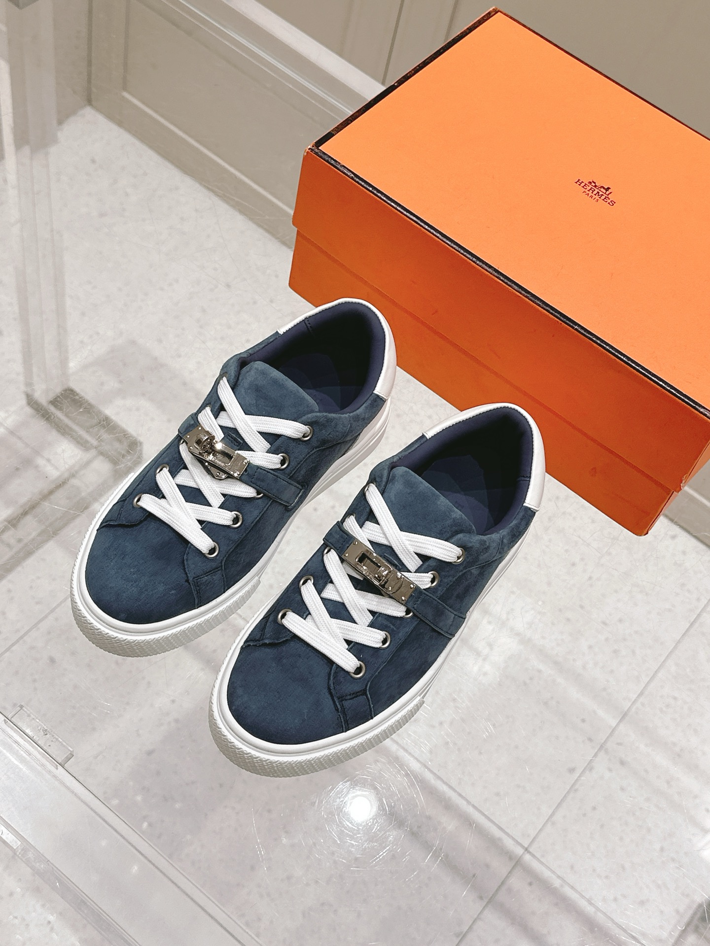 NO:409417,Men's 10 couples Hermes top version Hermes classic couples #buckle casual white shoes skateboard shoes, no shoes that are full of unknown Hermes rarely produces flat casual shoes and is matched with classic palladium-plated Kelly shoe buckles!  People fall in love with it at first sight. Super versatile~ skirts and pants can be matched with closed eyes at will. Super noble and elegant. Fabric specific cowhide/canvas material. Inner sheepskin. Original open-model tpu outsole. Size 35-45. Casual shoes/sports shoes. Hermes, hermes, sneakers, skirts, cowhide, sheepskin.19860909男10 情侣款Hermes顶级版本 爱马仕经典情侣款#扣休闲小白鞋滑板鞋 完全不会撞鞋 充满未知的爱马仕 很少出平底休闲鞋而且是搭配经典镀钯Kelly鞋扣的款式！让人一眼就爱上 超百搭～裙子裤子都可以随意配闭眼入 超显高贵大气 面料特定牛皮/帆布材质 内里羊皮里 大底原版开模tpu大底 码数35-45,休闲鞋/运动鞋,hermes,hermes,sneakers,skirts,cowhide,sheepskin,Women's Shoes