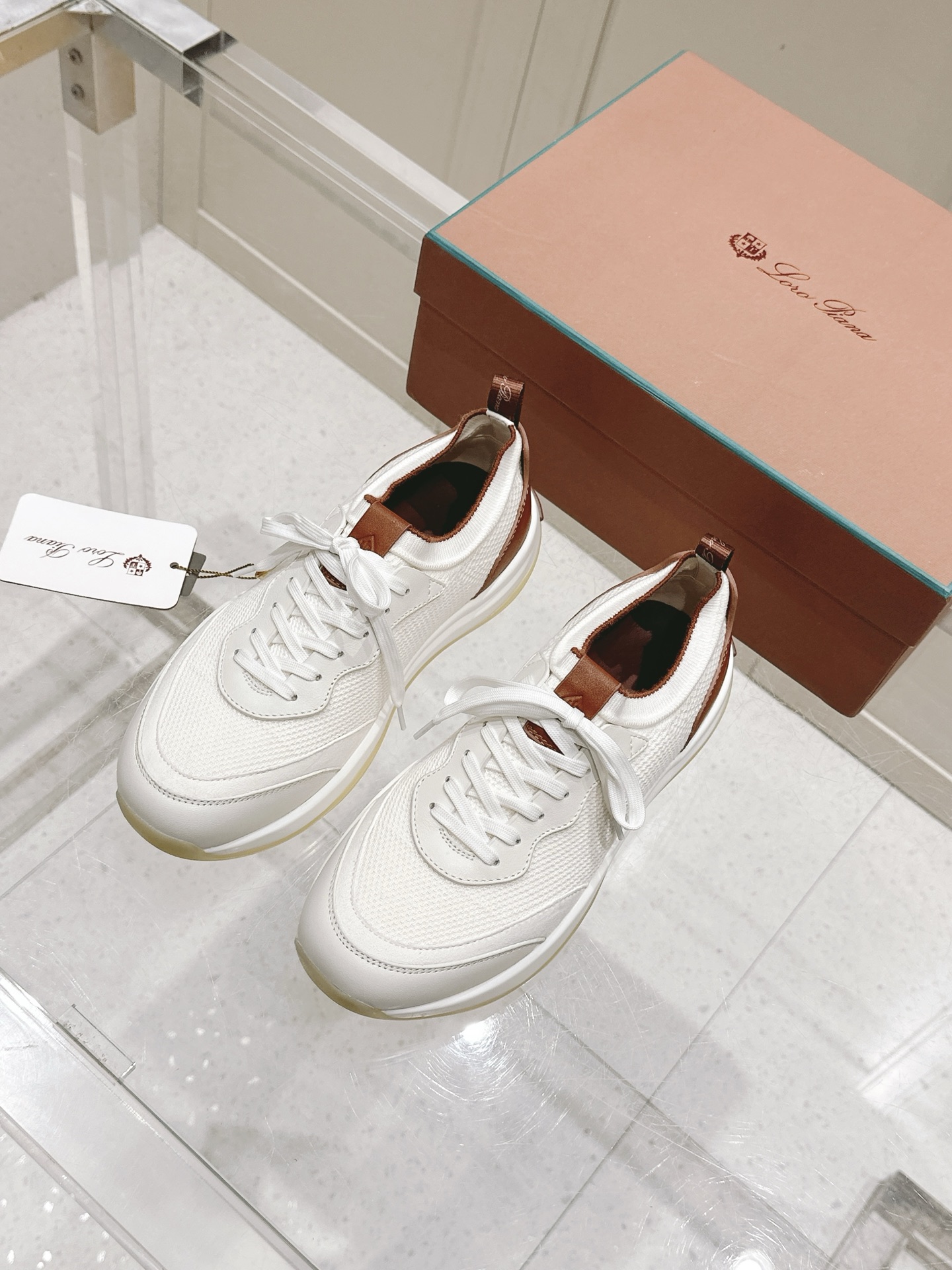 NO:408247,LP Nouo Piana Top Company Product Loro Piana [Men's Shoes]——————— LP Walk Wish Men's Sports Shoes This sneaker redefines the iconic 360 LP from a modern perspective, adopts a new shape and a wider silhouette design to create an extraordinary and comfortable wearing experience. The ultra-light sole creates a charming and modern aesthetic. Wish wool bead-knitted upper is matched with exquisite lining, the toe is soft suede, and the heel is embellished with soft leather. Treated by Storm System to suit all weather conditions. Bag-like structure The upper is made of classic pull-out structure The sole is made of light and soft material to absorb the pressure from walking impact The sole is new and elegant, suitable for daily wear Top or upper: Wool Size: Men's shoes 39-44  (38.45.46 Custom made without return), casual shoes/sports shoes, loro piana, loro piana, sneakers19860909LP诺悠翩雅顶级公司货 Loro Piana【男鞋】———— LP Walk Wish 男士运动鞋 这款运动鞋以现代视角重新定义标志性360 LP,采用全新外形和更宽大的廓形设计,营造超凡舒适的穿着体验.超轻鞋底营造迷人的现代美感,Wish羊毛珠地针织鞋面,搭配考究衬里,鞋头设有柔软绒面革,鞋跟点缀柔软皮革.经Storm System处理,适应各种天气情况. 袋状结构 鞋面采用经典套穿式结构 鞋底采用轻盈柔软材料制成,可吸收走路冲击带来的压力 底面采用全新优雅设计,适合日常穿着 上装或鞋面: 羊毛 Size:男鞋 39-44 (38.45.46定做不退换),休闲鞋/运动鞋,loro piana,loro piana,sneakers,Women's Shoes