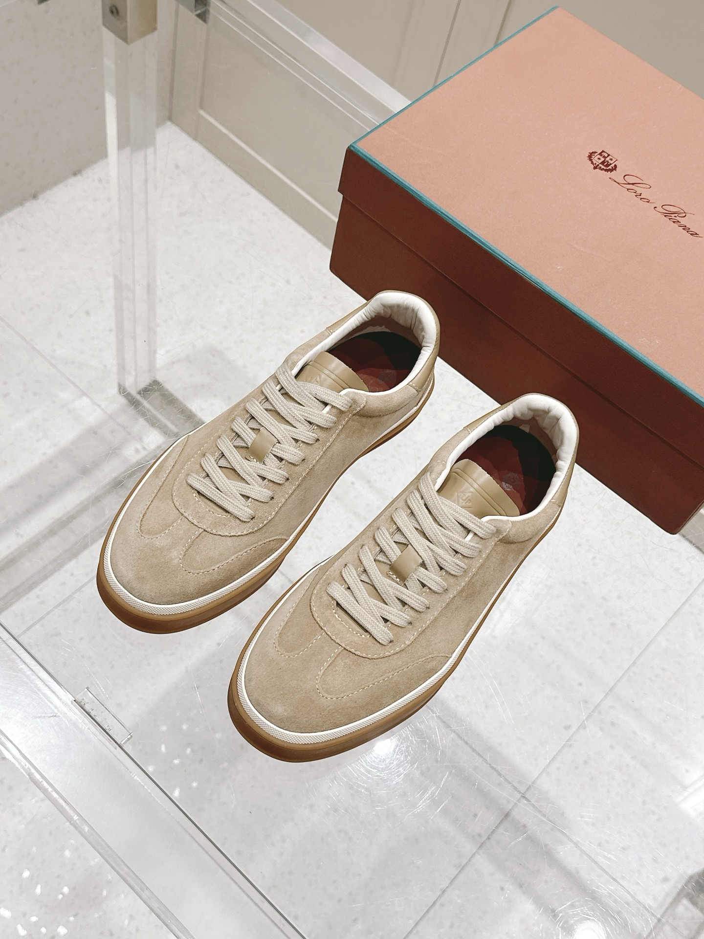 NO:408241,Top version men's Loro Piana Tennis walk series LP training shoes casual sports shoes board shoes original purchase and development made this new suede tennis shoes with an ultra-low top design, suitable for wearing all year round. The edged sole creates a relaxed and charming color combination, harmoniously integrating functionality with low-key personality style. Create an ideal shoe choice for urban clothing. The heel is decorated with Kummel color insert soft calfskin tongue, imprinted LP logo cotton lace upper, cow section layer suede sole Rubber lining calfskin exquisite packaging for delivery counter Fabric original custom head layer cowhide custom calfskin lining Outsole original open mold anti-slip rubber material Sole 3CM Size men's 38-45 (38/45/46 custom size, casual shoes/sports shoes, loro  piana, loro piana, sneakers, cowhide19860909顶级版本男款 Loro Piana 诺悠翩雅Tennis walk系列 LP德训鞋 休闲 运动鞋 板鞋 原版购入开发 做货 这款新款绒面革网球鞋采用超低帮设计,适合全年穿着.包边鞋底营造轻松迷人的色彩组合,将功能性与低调个性风格和谐融合.打造都市着装的理想鞋履选择.鞋跟处饰以Kummel色嵌片柔软小牛皮鞋舌,压印LP徽标棉质鞋带鞋面,牛剖层绒面革鞋底 橡胶衬里小牛皮 配送专柜精美包装 面料原版定制头层牛皮 内里定制小牛皮里 大底原版开模防滑橡胶材质 底厚3CM Size男款38-45（38/45/46定制码,休闲鞋/运动鞋,loro piana,loro piana,sneakers,cowhide,Women's Shoes