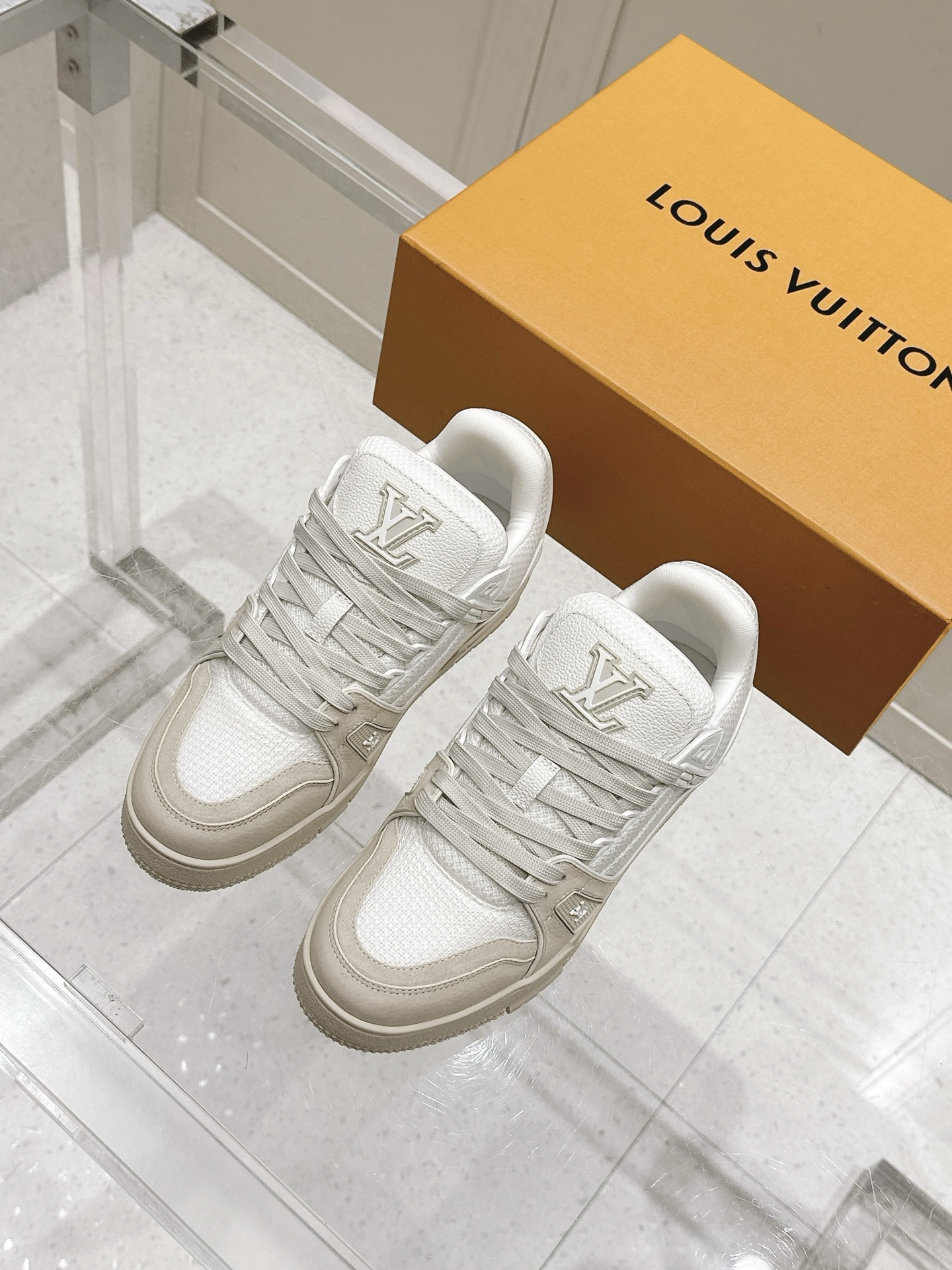 NO:408232,Top version of men's LV Louis Vuitton L Home Donkey Trainer Series Couple Style Casual Sports Shoes Skateboard Shoes Original Purchase and Development Made Production This model LV Trainer Sports Shoes are made of Monogram denim, which shows the inspiration of retro basketball shoes with casual style, and then uses rubber LV letters and Vuitton logo to illuminate the complex upper. Thick shoelaces and Monogram floral rubber outsole add exquisite details. Delivery counter exquisite packaging Fabric: Original custom imported denim denim lining: Original custom breathable net outsole Outsole: Original open mold-proof anti-slip TPU combination sole Thickness: 3CM Size: Men's 38-46, casual shoes/sports shoes, louis vuitton, louis  vuitton, louis vuitton, louis vuitton, snakers19860909顶级版本男款 LV 路易威登L家 驴牌 Trainer系列 情侣款 休闲 运动鞋 滑板鞋 原版购入开发 做货 本款 LV Trainer 运动鞋取材 Monogram 丹宁布,以休闲格调展现复古篮球鞋的灵感启发,再借橡胶 LV 字母和 Vuitton 标识点亮繁复鞋面.厚实鞋带和 Monogram 花卉橡胶外底再添考究细节 配送专柜精美包装 面料: 原版定制进口丹宁牛仔 内里: 原版定制透气网里 大底: 原版开模防滑TPU组合大底 底厚: 3CM Size: 男款38-46,休闲鞋/运动鞋,louis vuitton,louis vuitton,louis vuitton,louis vuitton,sneakers,Women's Shoes