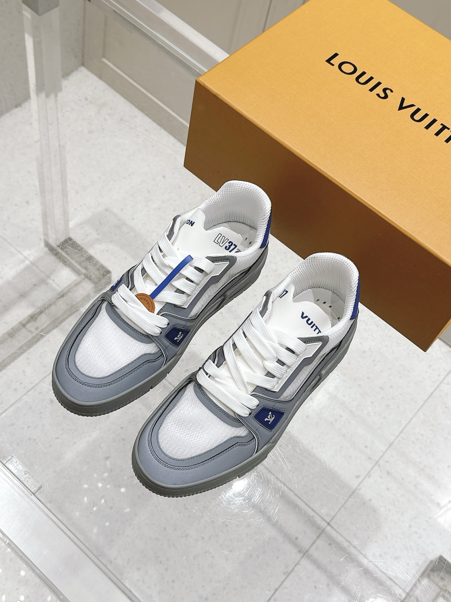 NO:408235,Top version of couples LV Louis Vuitton L Home Donkey Trainer Series Couple style casual sneakers skateboard shoes Original purchase and development Made this model LV Trainer sneakers are made of Monogram denim, which shows the inspiration of retro basketball shoes with casual style, and then uses rubber LV letters and Vuitton logo to illuminate the complex upper. Thick shoelaces and Monogram floral rubber outsole add exquisite details. Delivery counter exquisite packaging Fabric: Original custom imported denim denim lining: Original custom breathable net outsole Outsole: Original open mold-proof anti-slip TPU combination sole Thickness: 3CM Size: Women's 35-41 / Men's 38-46, casual shoes/sports shoes, louis  vuitton, louis vuitton, louis vuitton, louis vuitton, louis vuitton, snakers19860909顶级版本情侣款 LV 路易威登L家 驴牌 Trainer系列 情侣款 休闲 运动鞋 滑板鞋 原版购入开发 做货 本款 LV Trainer 运动鞋取材 Monogram 丹宁布,以休闲格调展现复古篮球鞋的灵感启发,再借橡胶 LV 字母和 Vuitton 标识点亮繁复鞋面.厚实鞋带和 Monogram 花卉橡胶外底再添考究细节 配送专柜精美包装 面料: 原版定制进口丹宁牛仔 内里: 原版定制透气网里 大底: 原版开模防滑TPU组合大底 底厚: 3CM Size: 女款35-41 / 男款38-46,休闲鞋/运动鞋,louis vuitton,louis vuitton,louis vuitton,louis vuitton,sneakers,Women's Shoes