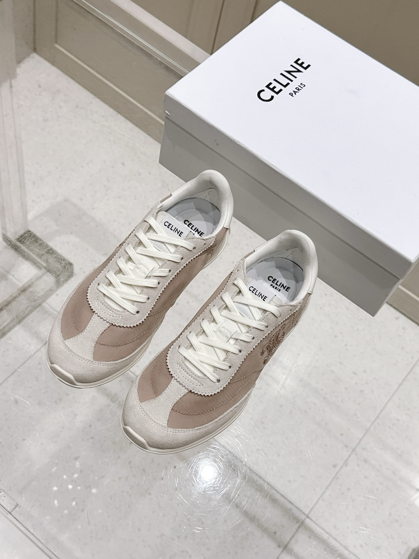 NO:408229,Top version of women Celine Silin/Celin Latest Racer series Retro casual sports shoes Original purchase and development Made this Racer sneaker Inspired by this new sneaker from the 1970s, integrating the iconic elements of sneakers from the 1970s, side Triomphe embroidery, grooved outsole, leather splicing details, etc. Exquisite packaging for delivery counter Fabric: Original custom imported cowhide material Inner: Original custom breathable mesh Outsole: Original open mold-proof TPU material Sole thickness: 2CM Size: Women's 35-40, casual shoes/sports shoes, celine, celine, sneakers, cowhide19860909顶级版本女款 Celine 思琳/赛琳 最新Racer系列 复古 休闲 运动鞋 原版购入开发 做货 这款Racer运动鞋 灵感源自70年代的这款全新运动鞋,融合70年代时代运动鞋的标志性元素 侧面Triomphe刺绣 沟纹外底、皮革拼接细节等 配送专柜精美包装 面料: 原版定制进口牛皮材质 内里: 原版定制透气网里 大底: 原版开模防滑TPU材质 底厚: 2CM Size: 女款35-40,休闲鞋/运动鞋,celine,celine,sneakers,cowhide,Women's Shoes