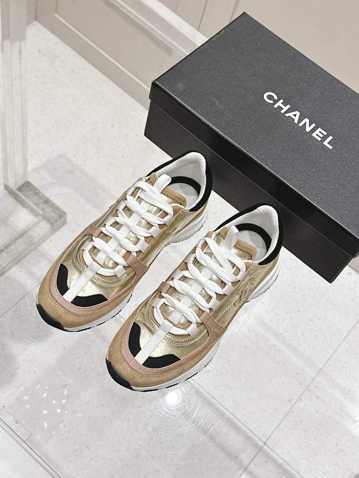 NO:408226,Top version of women Chanel Chanel 25A Panda color scheme Thick sole Casual sports shoes Original purchase and development Making goods Xiaoxiang C home Another super hit counter, the love of internet celebrity bloggers and ladies, various praises from social platforms, popular super high texture and breathable super spring and summer, seeing this issue can always evoke the girl's inner demand for fashion The latest suede material Classic black and white color scheme Full of fashionable feeling on the feet Easy to take care of, exquisite packaging of delivery counter Fabric: Original custom imported top layer cowhide Custom imported breathable net Sole original mold-opening anti-slip rubber material Sole 3CM thick sole size: Women's model 35-40 (customized 41, casual shoes/sports shoes, chanel, chanel, chanel, chanel, chanel, chanel, chanel, chanel, sneakers, cowhide, chamois leather19860909顶级版本女款 Chanel香奈儿 25A 熊猫配色 厚底 休闲 运动鞋 原版购入开发 做货 小香 C家 专柜又一超级大爆款,网红博主小姐姐们的挚爱,社交平台的各种夸赞,人气超高质感透气超级春夏,看到这期总能唤起少女内心对时髦的诉求 最新麂皮材质 经典黑白配色 上脚时髦感十足 容易打理 配送专柜精美包装 面料:原版定制进口头层牛皮 内里定制进口透气网里 鞋底原版开模防滑橡胶材质 底厚3CM Size : 女款35-40（可定制41,休闲鞋/运动鞋,chanel,chanel,chanel,sneakers,cowhide,chamois leather,Women's Shoes