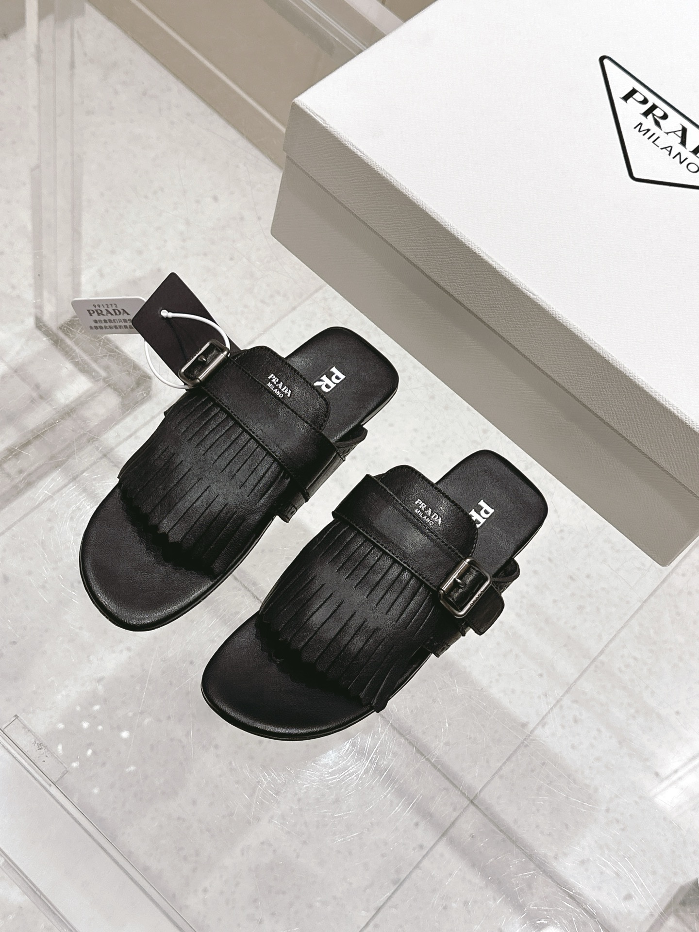 NO:410980,WYSIWYG G036 Top Quality Prad* 25ss Prada catwalk retro tassel half slippers single shoes popular sandals slippers catwalk style retro and fashionable, casual and versatile, fashionable and casual, unique taste, everyone loves and easily controls it, it will explode every year. It is enough to conquer you, wear it, casual and fashionable, both without mistakes, simple and handsome on the feet, imported wax calfskin, inner inner and inner sheepskin sole original molded sole, Standard size: 35-41 (41 custom made without return and exchange) Normal size, slippers, prada, prada, sandals, slippers, cowhide, sheepskin19860909所见即所得G036顶级品质Prad* 25ss 普拉达走秀款复古流苏半拖鞋单鞋爆款凉鞋拖鞋走秀款 复古感时髦满满 随意百搭 时尚休闲 独到味道,人人都爱也轻松驾驭 每年都会爆.足以征服你,穿上它,休闲时髦 两不失误 上脚简单帅气 面料进口蜡感小牛皮 内里内里羊皮 鞋底原版开模鞋底 标准码数:35-41（41定制不退换)正常尺码,拖鞋,prada,prada,sandals,slippers,cowhide,sheepskin,Women's Shoes