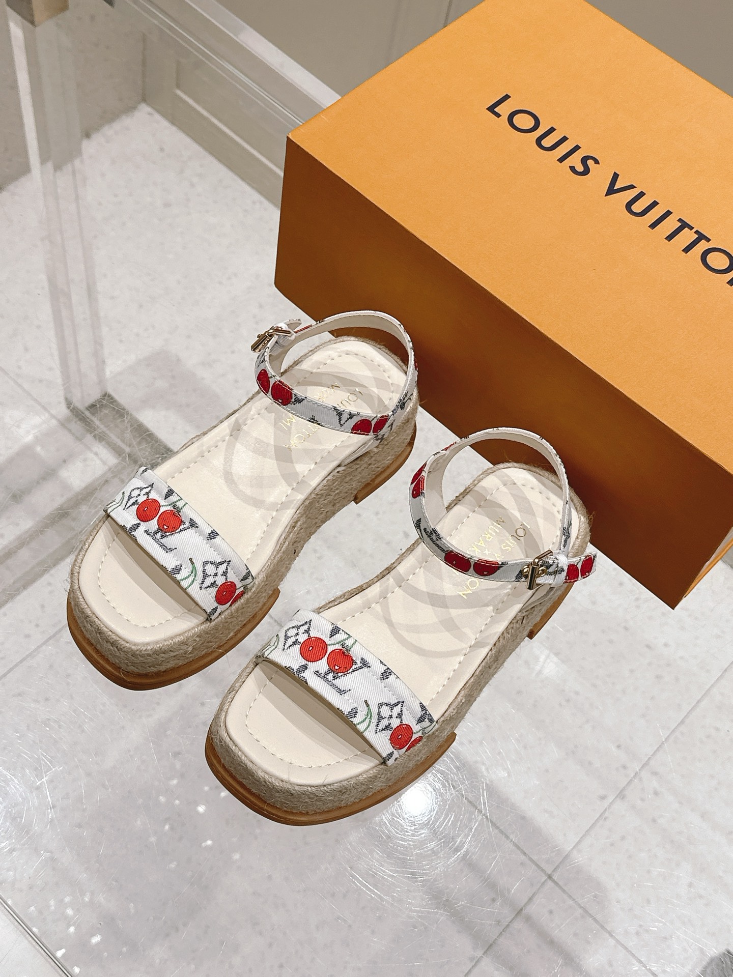 NO:410959,Cherry Series 25Ss Spring and Summer New Louis vuiteeon Louis Vuiteeon × Takashi Murakami Chapter 3 Cherry Series LV X TM MAYA PLATFORM Sandals Presbyterian Denning Cloth Waterproof Platform Thick-soled Sandals Straw-woven Heeled Sandals This Maya Platform Sandals are from Louis Vuitton x Takashi Murakami Replica Series, which depicts colorful cherry patterns for simple and elegant Monogram fabrics, highlighting the iconic 'Kawaii' style of Japanese artists. The illuminated metal buckle lights up the details, and the thick heeled rope braided sole cited the slippers design, showing a fresh summer atmosphere. Upper denim embroidery, inner foot pad sheepskin sole original open molded rubber outsole, heel height 5cm size 35-39 (40.41 custom made without return), sandals, louis  vuitton,louis vuitton,louis vuitton,tom ford,sandals,espadrilles,sheepskin19860909樱桃系列 25Ss春夏新款Louis vuiteeon 路易威登 × 村上隆第三章樱桃系列 LV X TM MAYA PLATFORM凉鞋老花丹宁布防水台厚底凉鞋草编麻绳底高跟凉鞋 本款 Maya Platform凉鞋出自路易威登x村上隆复刻系列,为素雅 Monogram 织物描绘缤纷樱桃图案,彰显日本艺术家标志性的“卡哇伊”风格.莹泽金属搭扣点亮细节,厚实麻绳编底援引便鞋设计,尽显清新夏日气息. 鞋面丹宁牛仔布刺绣 内里垫脚羊皮 鞋底原版开模橡胶大底 跟高5cm 码数35-39（40.41定做不退换）,凉鞋,louis vuitton,louis vuitton,louis vuitton,tom ford,sandals,espadrilles,sheepskin,Women's Shoes