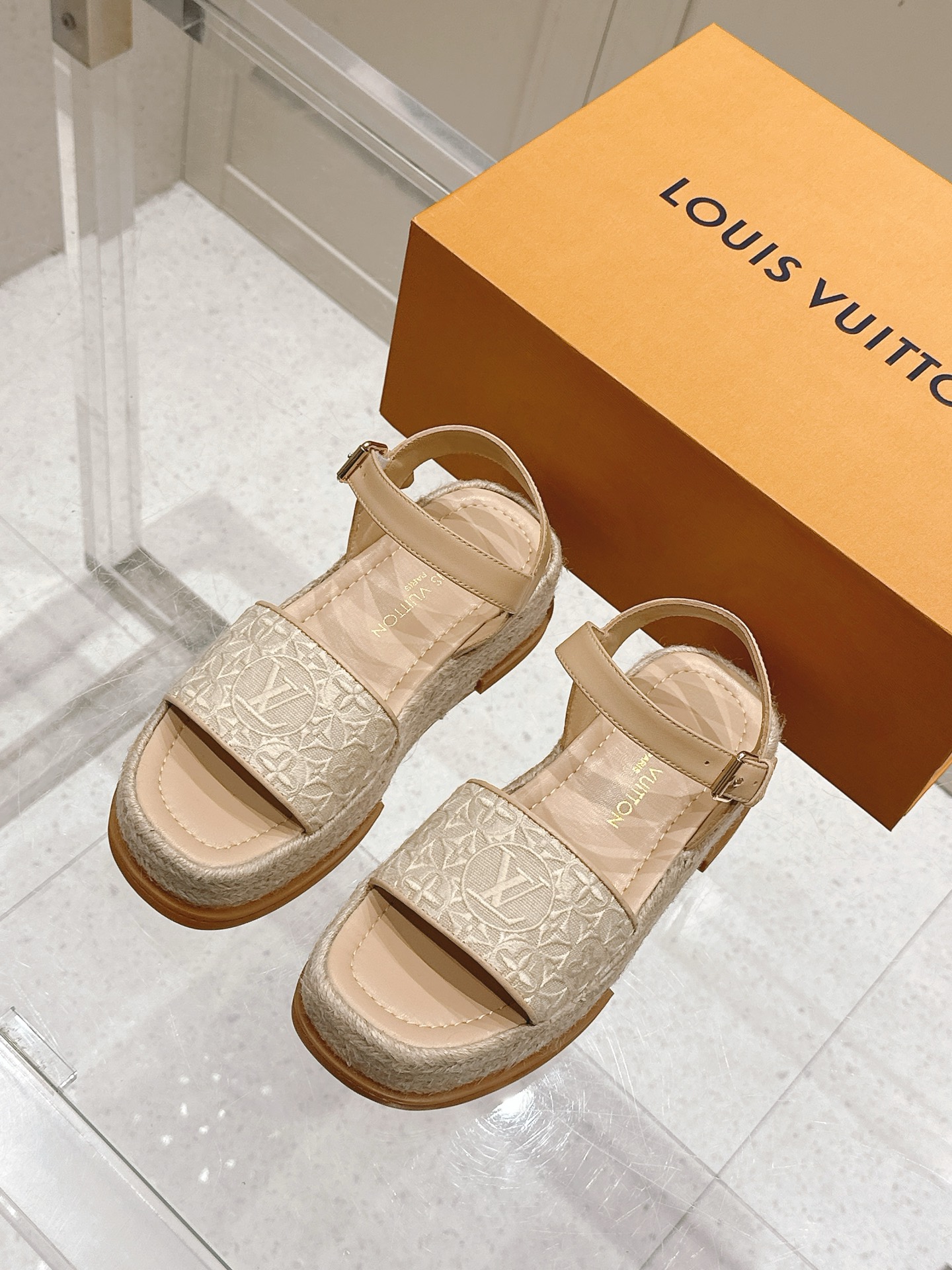NO:410966,25Ss spring and summer new Louis Vuiteeon LV MAYA PLATFORM canvas loafer sandals straw braided hemp rope bottom waterproof platform thick sole sandals presbyopia denim one-strip sandals This Maya Platform canvas loafer splicing Monogram jacquard woven upper and comfortable hemp rope woven waterproof platform, citing classic canvas loafer design. Geometric shape LV letters and Monogram floral decoration upper, contrasting leather rear strap is tied with dazzling buckle. Upper denim denim inner foot pad sheepskin sole original open mold rubber outsole (custom straw woven hemp rope ring edge thick sole) heel height 5cm size 35-39 (40.41 custom made without return), sandals, louis vuitton, louis vuitton,tom  ford, sandals, espadrilles, sheepskin1986090925Ss春夏新款Louis Vuiteeon LV MAYA PLATFORM 帆布便鞋凉鞋草编麻绳底防水台厚底凉鞋老花丹宁布一字带凉鞋 本款 Maya Platform帆布便鞋拼接Monogram 提花织纹鞋面与舒适麻绳编织防水台,援引经典帆布便鞋设计.几何形状LV字母与 Monogram 花卉装点鞋面,撞色皮革后带由耀目搭扣收束. 鞋面丹宁牛仔布 内里垫脚羊皮 鞋底原版开模橡胶大底（定制草编麻绳圈边厚底） 跟高5cm 码数35-39（40.41定做不退换）,凉鞋,louis vuitton,louis vuitton,tom ford,sandals,espadrilles,sheepskin,Women's Shoes