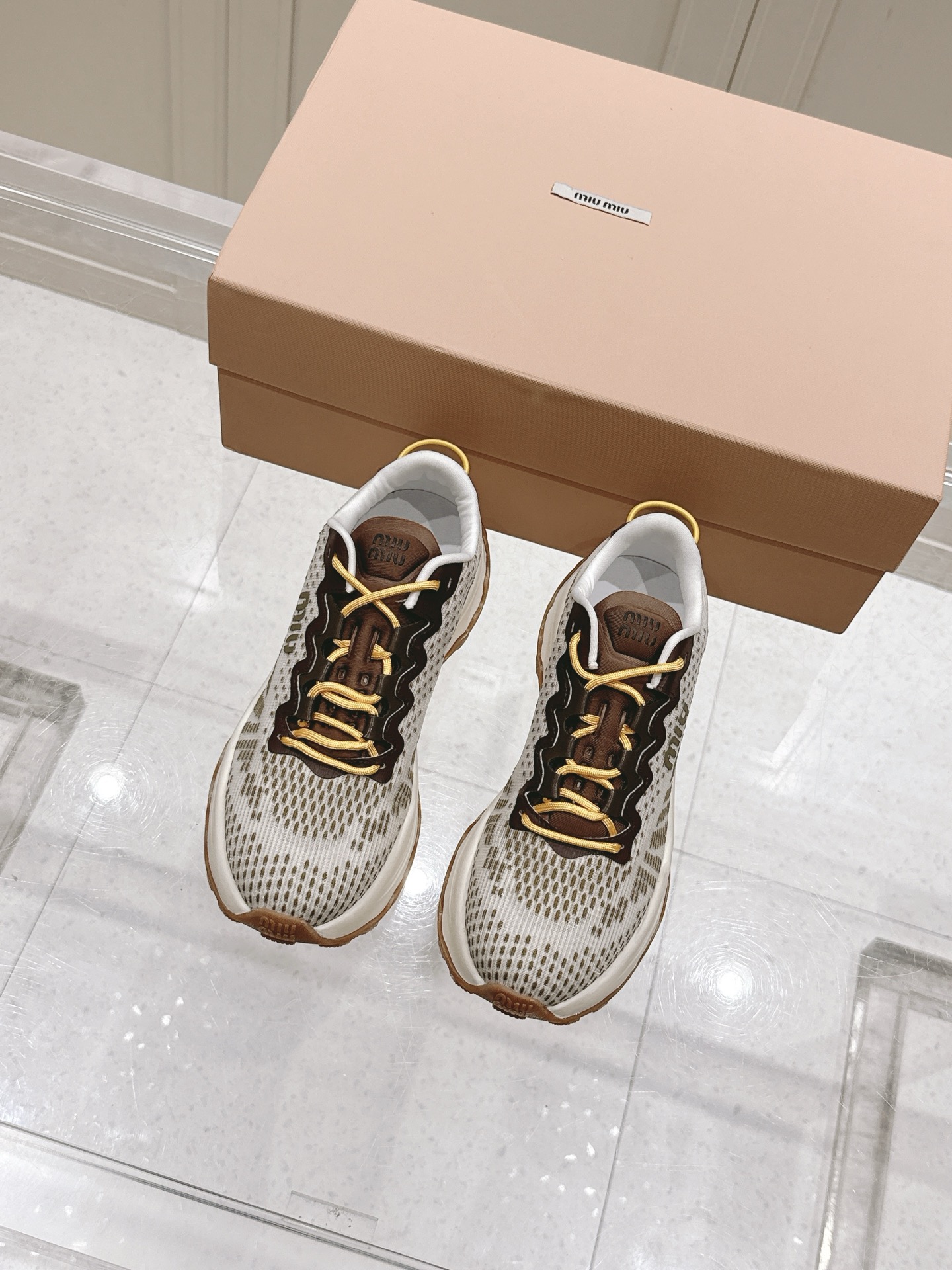 NO:410952,Top version of women MiuMiu Miu Latest retro couple model thick sole flying weaving casual sneakers original purchase and development Making goods This bold technical fabric sneakers with personality stand out because of their lines and dynamic soles, reflecting the sports essence of Miu Miu. The exquisite packaging of the delivery counter Fabric: original custom imported technology flying weaving material Inner original custom breathable net Sole original mold foam + rubber material Sole thickness 5CM Size: women's model 35-40, casual shoes/sneakers, miumiu, sneakers19860909顶级版本女款 MiuMiu缪缪 最新 复古 情侣款 厚底 飞织 休闲 运动鞋 原版购入开发 做货 这款充满个性的大胆技术面料运动鞋因其线条和动态鞋底而脱颖而出,体现了Miu Miu的运动精髓 配送专柜精美包装 面料:原版定制进口科技飞织材质 内里原版定制透气网里 鞋底原版开模发泡+橡胶材质 底厚5CM Size:女款35-40,休闲鞋/运动鞋,miumiu,sneakers,Women's Shoes