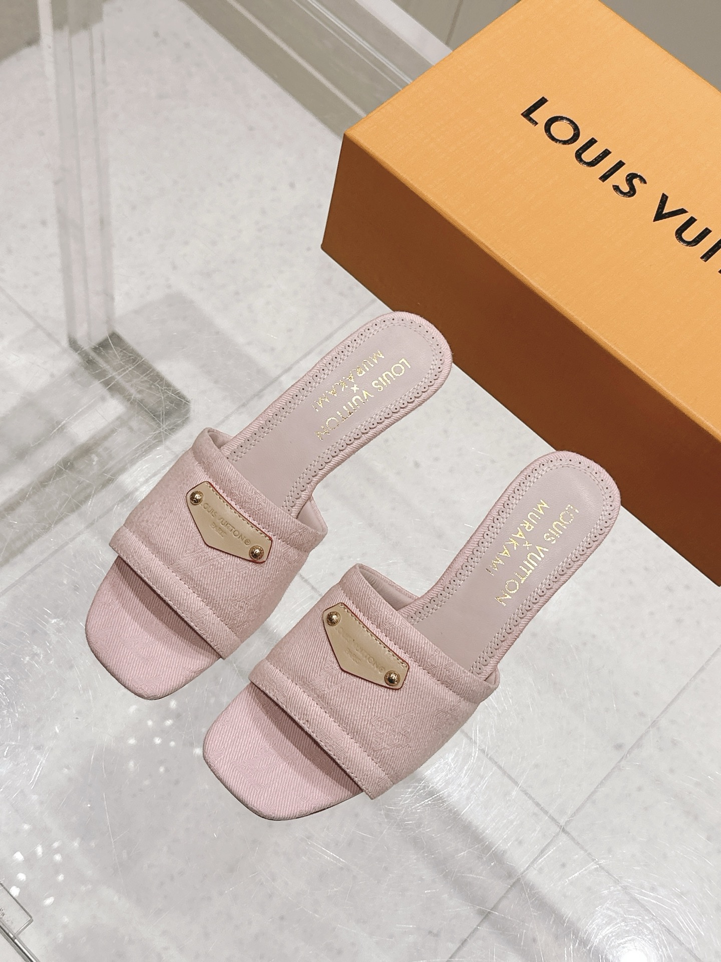 NO:410933,Cherry Heels | 5 New arrival ~ LV spring and summer graffiti slippers, too outstanding!  Fashionable, sexy and comfortable, full of the full emotional value that beautiful summer shoes can give. The shoes are also very well-behaved and beautiful!  The upper is made of imported cowhide print, sheepskin inner lining, and genuine leather sole!  size 35-41 40 41 Customized Height 5.5cm Full set of counters are packaged simultaneously!  , slippers, louis vuitton, louis vuitton, louis vuitton, slippers, cowhide, sheepskin, Leather soles19860909樱桃跟  | 5 驴家早春新品 new arrival～LV春夏涂鸦拖鞋,也太出彩了！时尚性感舒适,拉满了夏日美鞋能给的满分情绪价值.鞋的造型也很乖巧好看呀！ 鞋面选用进口牛皮印花,羊皮内里,真皮大底！ size 35-41 40 41定制 高度5.5cm 全套专柜同步包装！,拖鞋,louis vuitton,louis vuitton,louis vuitton,slippers,cowhide,sheepskin,Leather soles,Women's Shoes