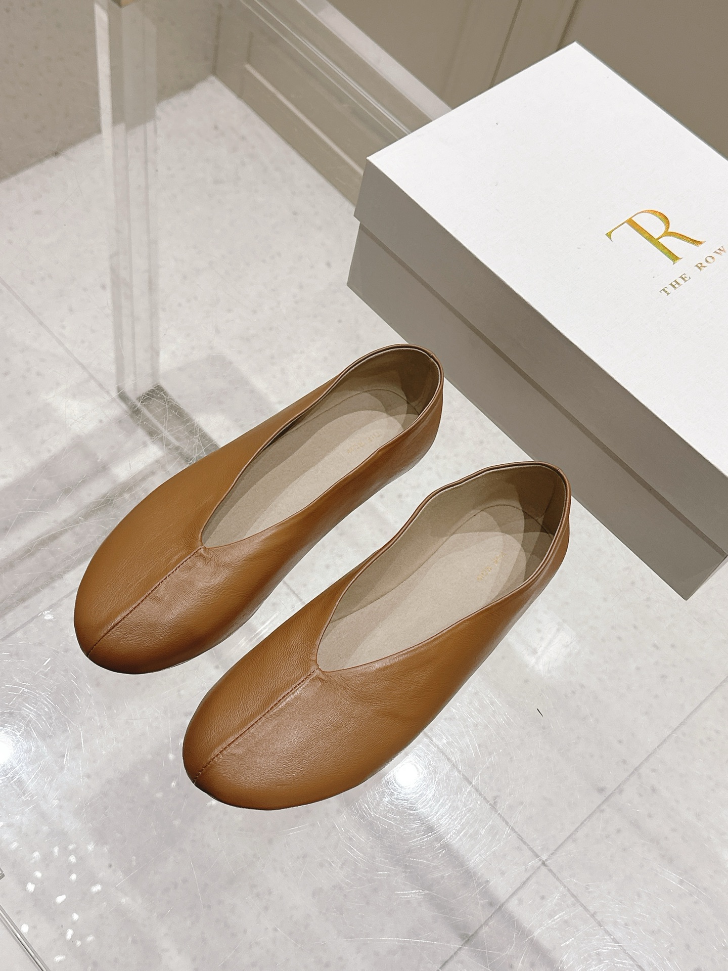 NO:414469,The Row 25ss Spring and summer new minimalist loafers, suede single shoes This is an improvement of the classic row model. The sole is thickened and one-third of it, and the foot feels much more comfortable. The soles are visually widened, making it more relaxed, and more friendly to wide feet!  Ins bloggers wear the most outfits!  It really has to be Therow, it looks very good and has a good comfort. I took a look and confirmed that I like it very much. Imported cowhide upper, original open molded rubber sole Size#35-40 (40 customized, non-return and exchange), loafers, loafers, cowhide, chamois leather19860909The Row 25ss 春夏新款 极简乐福鞋 麂皮 单鞋 这款是row经典款的改良,鞋底加厚,了三分之一,脚感会舒适不少,脚掌视觉上加宽了,更具松弛感,对宽脚越加友好！ ins博主穿搭最多！果真松弛感还得是 Therow,很好看心 舒适度都很好 看了一眼 确认很喜欢的那种. 鞋面进口牛皮 大底原版开模橡胶大底 Size#35-40（40 定制不退换）,乐福鞋,loafers,cowhide,chamois leather,Women's Shoes