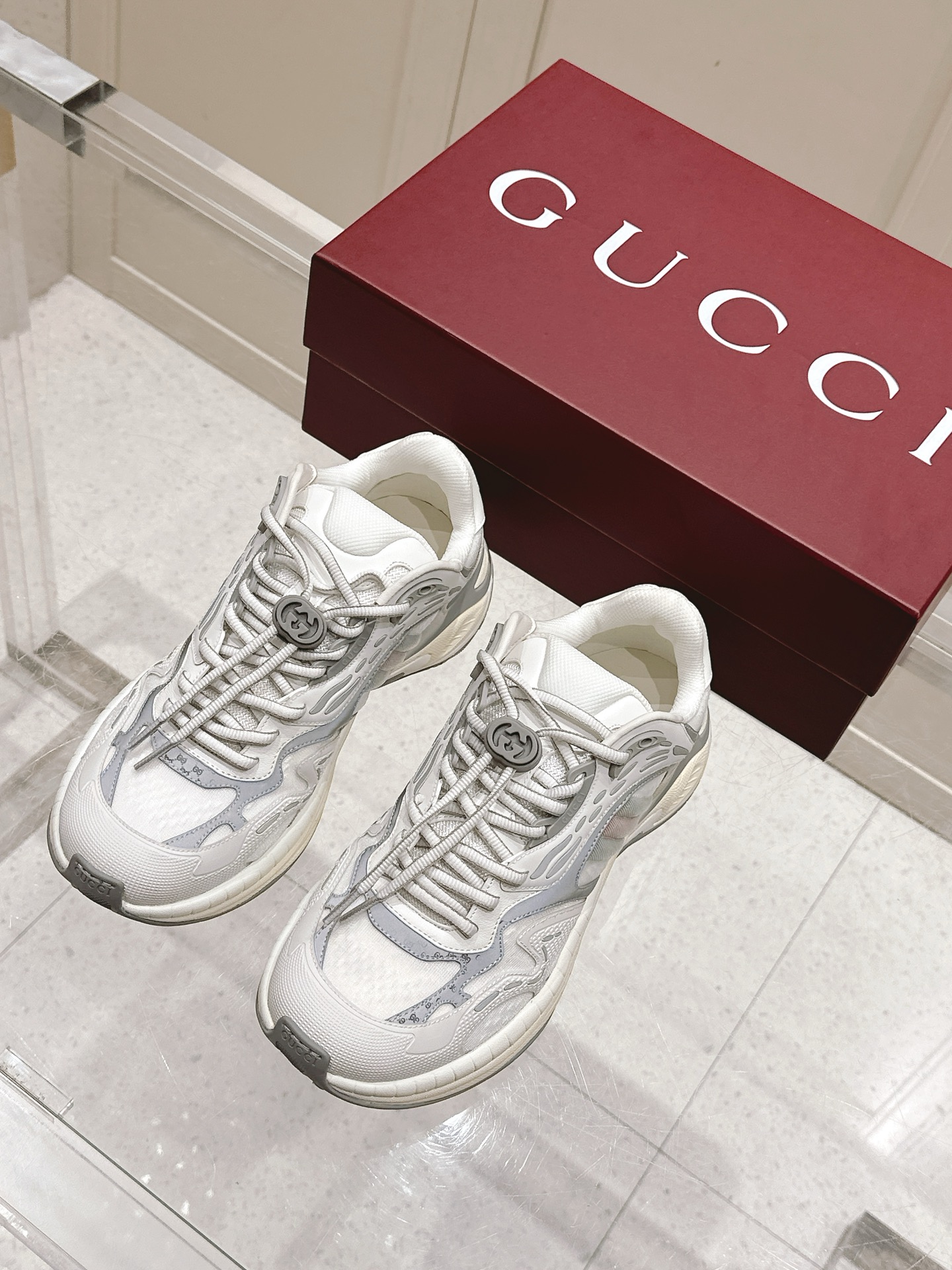 NO:579521,Real price, top version, Gucci 2.0 sneakers, couple style, retro, casual shoes, running shoes, original purchase, development, production. This Gucci 2.0 sneaker reinterprets the brand's iconic striped webbing elements. This sneaker reinterprets the iconic details, uses EVA thick soles, and a smart silhouette, bringing a stable and comfortable wearing experience. The delivery counter is exquisitely packaged. The fabric is original imported cowhide + technical fabric. The inner lining is original imported breathable mesh.  The sole is original molded ultra-light foam rubber, sole thickness 4CM19860909实价 顶级版本 Gucci古驰 2.0运动鞋 情侣款 复古 休闲鞋 跑鞋 原版购入开发 做货 这款Gucci 2.0运动鞋焕新演绎品牌标志性条纹织带元素.这款运动鞋焕新诠释标志性细节,采用EVA厚鞋底,搭配灵动廓形,带来稳步舒适穿着体验 配送专柜精美包装 面料原版进口牛皮+科技面料 内里原版进口透气网里 鞋底原版开模超轻发泡橡胶 底厚4CM Size: 女款35-40 / 男款38-45,,gucci,gucci,sneakers,cowhide,Men's shoes