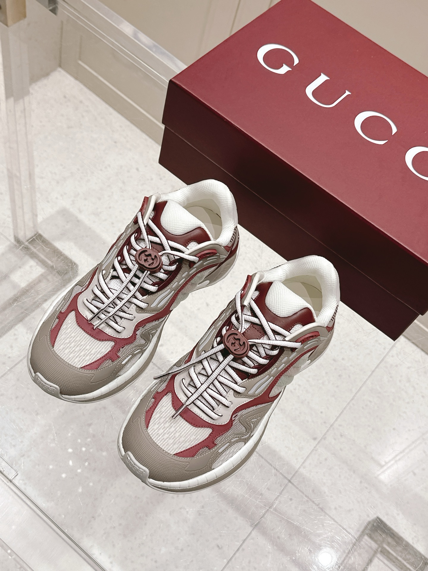 NO:414449,Top version of couples Gucci 2.0 sneakers Couple style Retro casual shoes Running shoes Original purchase and development Make products This Gucci 2.0 sneakers are renovated to interpret the brand's iconic striped webbing elements. This sneaker is renovated to interpret the iconic details, using EVA thick sole, matched with a flexible silhouette, bringing a steady and comfortable wearing experience. Delivery counter exquisite packaging. Fabric original imported cowhide + technology fabric. Inner original imported breathable net. Sole original opening mold is super light foam rubber. Sole thickness is 4CM Size: Women's 35-40 / Men's 38-45, dad shoes, gucci, gucci, sneakers, cowhide19860909顶级版本情侣款 Gucci古驰 2.0运动鞋 情侣款 复古 休闲鞋 跑鞋 原版购入开发 做货 这款Gucci 2.0运动鞋焕新演绎品牌标志性条纹织带元素.这款运动鞋焕新诠释标志性细节,采用EVA厚鞋底,搭配灵动廓形,带来稳步舒适穿着体验 配送专柜精美包装 面料原版进口牛皮+科技面料 内里原版进口透气网里 鞋底原版开模超轻发泡橡胶 底厚4CM Size: 女款35-40 / 男款38-45,老爹鞋,gucci,gucci,sneakers,cowhide,Women's Shoes