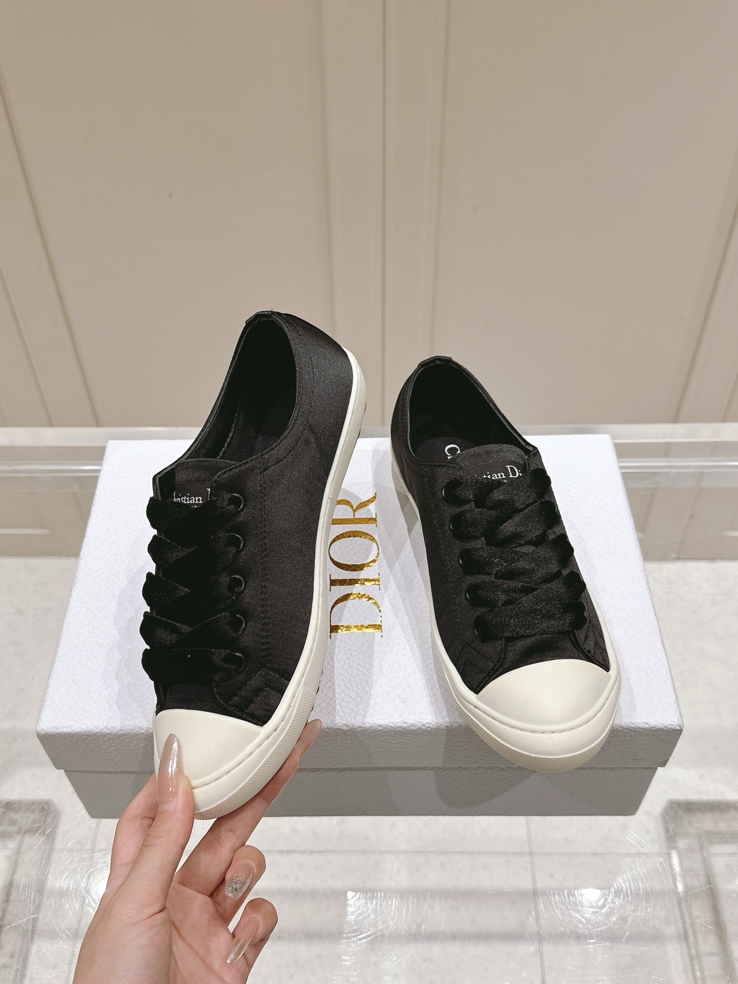 NO:419256,Top version of women's Dior Dior Latest Lucky series Satin white shoes Casual sports shoes Original purchase and development Made this Dior Lucky sneakers come from the Diorviera limited series, showing elegance. White satin fabric upper, gold-finished metal Christian Dior Paris logo on the sides, paired with satin wide laces in the same color, highlighting the retro style. Round toe, paired with white slim rubber sole with Christian Dior Paris logo, can add a high-order style to various casual styles, or match with other items in the Diorviera limited series exquisite packaging for delivery counter Fabric: Original custom imported high-density satin, inner custom imported leather + net  Original sole open mold-proof TPU material, sole thickness 2CM Size: Women's 35-41, casual shoes/sports shoes, dior, dior, sneakers, silk fabric19860909顶级版本女款 Dior 迪奥 最新Lucky系列 绸缎 小白鞋 休闲 运动鞋 原版购入开发 做货 这款 Dior Lucky 运动鞋来自 Dioriviera 限定系列,彰显优雅气质.白色缎面面料鞋面,侧面饰以金色饰面金属 Christian Dior Paris 标志,搭配同色调缎面宽鞋带,突显复古风情.圆形鞋头,搭配饰以 Christian Dior Paris 标志的白色纤薄橡胶鞋底,可为各式休闲造型增添高订风范,也可与 Dioriviera 限定系列的其他单品搭配 配送专柜精美包装 面料:原版定制进口高密度绸缎 内里定制进口真皮+网里 鞋底原版开模防滑TPU材质 底厚2CM Size : 女款35-41,休闲鞋/运动鞋,dior,dior,sneakers,silk fabric,Women's Shoes