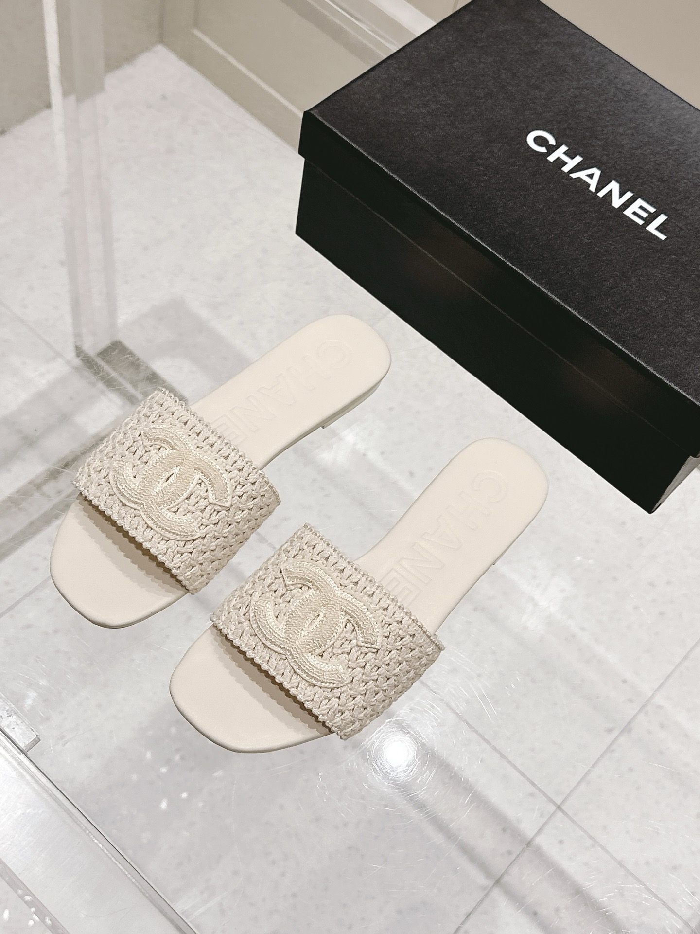 NO:419247,CHANEL Chanel's latest spring and summer double C slippers are completely original one-to-one replica. The style is super positive. The latest and fashionable design. The slippers that are popular all over the Internet are cool and fashionable. The unique design is the most eye-catching. The legs are also very nice to modify. The upper material is made of original one-to-custom sheepskin. The double C weaving process is super three-dimensional. Original Italian leather outsole. Size35-41 (customized by 40 41), slippers, chanel, chanel, slippers, sheepskin, Leather soles19860909CHANEL香奈儿春夏最新款双C拖鞋 完全原版一比一复刻打造 版型超级正 最新时尚的设计 火遍全网的拖鞋,上脚又酷又时髦 独特设计最为抢眼吸晴 上脚还很好的修饰腿型显瘦 鞋面材质采用原版一比一定制羊皮 双C编织工艺超级有立体感 原版意大利真皮大底 Size35-41（40 41定制）,拖鞋,chanel,chanel,slippers,sheepskin,Leather soles,Women's Shoes