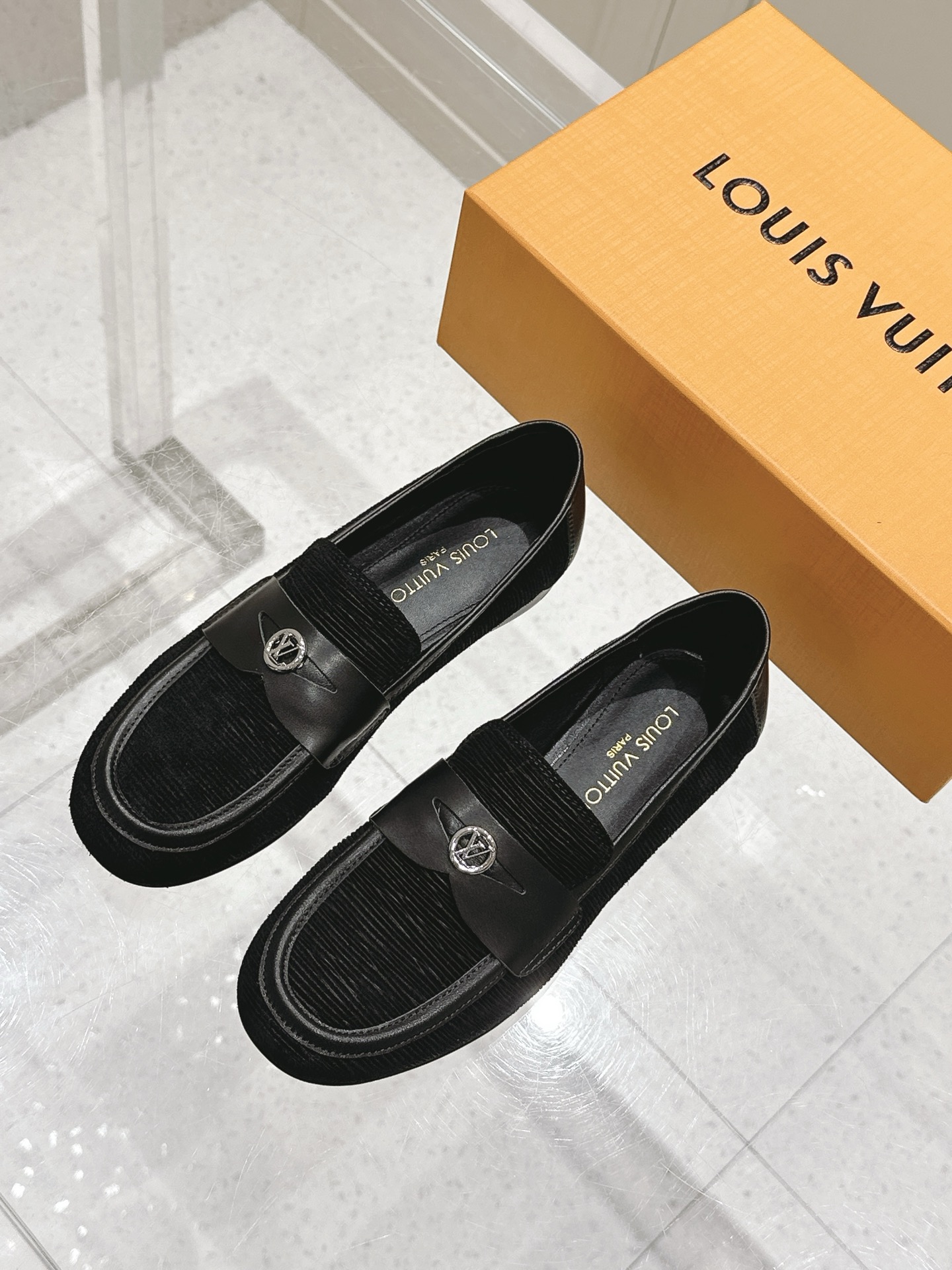 NO:419221,25Ss new Louis vuitton LV SOHO round buckle Mary Jane flat loafer shoes are made of Naprak leather, which features soft feel, wrinkled texture and smooth surface. LV round accessories signature and adjusted with square buckles, both matching the color of the upper. This style is light and comfortable. Custom suede upper, inner foot pad lambskin sole Italian leather outsole size 35-39 (40.41 custom made without return), loafers, louis vuitton, louis vuitton, prada, loafers, mary jane, sheepskin, Leather soles1986090925Ss新款Louis vuitton LV SOHO 圆标扣玛丽珍平底乐福鞋单鞋 采用纳普拉克皮革,这种皮革的特点是柔软的手感、褶皱的质地和光滑的表面.LV圆形配件签名,并用方形扣进行调整,两者都与鞋面的颜色相匹配.这款款式轻巧舒适 鞋面定制绒面 内里垫脚小羊皮 鞋底意大利真皮大底 码数35-39（40.41定做不退换）,乐福鞋,louis vuitton,louis vuitton,prada,loafers,mary jane,sheepskin,Leather soles,Women's Shoes