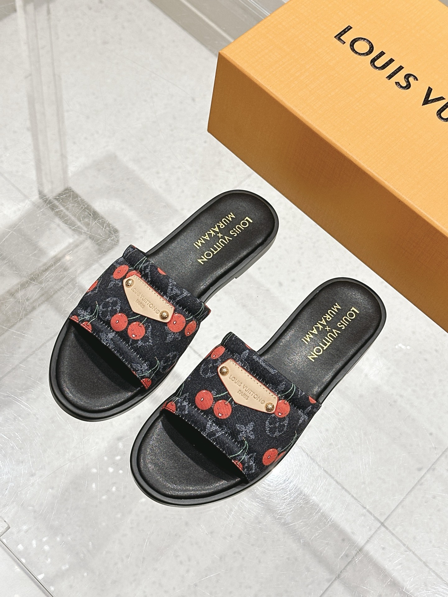 NO:419213,Flat heel slippers Top version of fashion essential LV Louis Vuitton slippers, a luxurious new experience. Today I recommend a beautiful Louis Vuitton slippers. It uses a high-end genuine leather sole, and the feet feel comfortable, and every step seems to be walking in the clouds. The high-end last adjustment process makes the feet feel comfortable and invincible!  Classic design, exquisite craftsmanship, and details show quality. Whether it is the casual style of jeans or the elegant style of skirts, it can be easily controlled. Wearing these pairs of shoes will become the focus of fashion on the street and highlight your elegant taste!  Original denim fabric, breathable sheepskin inside, sole, Italian leather sole, size 35-41 (41 custom made), slippers, louis vuitton, louis vuitton, slippers, skirts, jeans, sheepskin19860909平跟拖鞋 顶级版本时尚必备 LV路易威登拖鞋,奢华新体验 今天给大家推荐一款路易威登的绝美拖鞋 它采用高档真皮底,脚感舒适,每一步都仿佛走在云端. 高端的调楦工艺,脚感舒适无敌！ 经典的设计,精湛的工艺,细节之处尽显品质. 无论是搭配牛仔裤的休闲风,还是裙装的优雅范,它都能轻松驾驭. 穿上这双鞋,成为街头的时尚焦点,彰显您的高雅品味！ 面料原版牛仔面料 内里透气羊皮 鞋底意大利真皮底 码数35－41(41定做),拖鞋,louis vuitton,louis vuitton,slippers,skirts,jeans,sheepskin,Women's Shoes