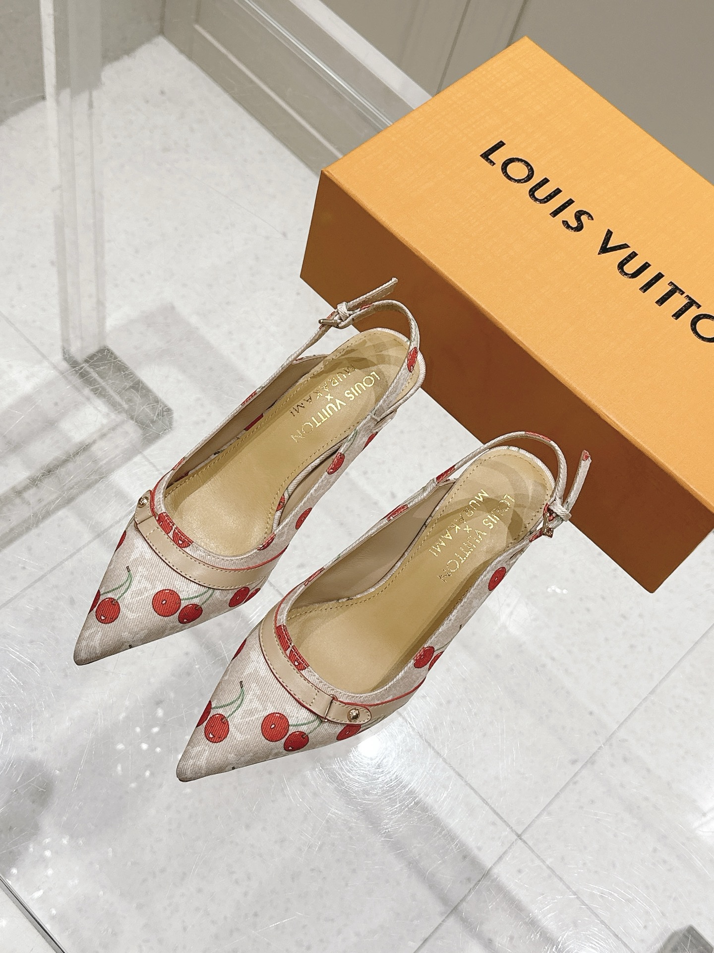 NO:419196,Cherry Heels | 5 New arrival ~ LV spring and summer graffiti slippers, too outstanding!  Fashionable, sexy and comfortable, full of the full emotional value that beautiful summer shoes can give. The shoes are also very well-behaved and beautiful!  The upper is made of imported cowhide print, sheepskin inner lining, and genuine leather sole!  size 35-41 40 41 Customized Height 5.5cm Full set of counters are packaged simultaneously!  , high heels sandals, louis vuitton, louis vuitton, louis vuitton, sandals, high heels, slippers, cowhide, sheepskin, Leather soles19860909樱桃跟  | 5 驴家早春新品 new arrival～LV春夏涂鸦拖鞋,也太出彩了！时尚性感舒适,拉满了夏日美鞋能给的满分情绪价值.鞋的造型也很乖巧好看呀！ 鞋面选用进口牛皮印花,羊皮内里,真皮大底！ size 35-41 40 41定制 高度5.5cm 全套专柜同步包装！,高跟鞋凉鞋,louis vuitton,louis vuitton,louis vuitton,sandals,high heels,slippers,cowhide,sheepskin,Leather soles,Women's Shoes