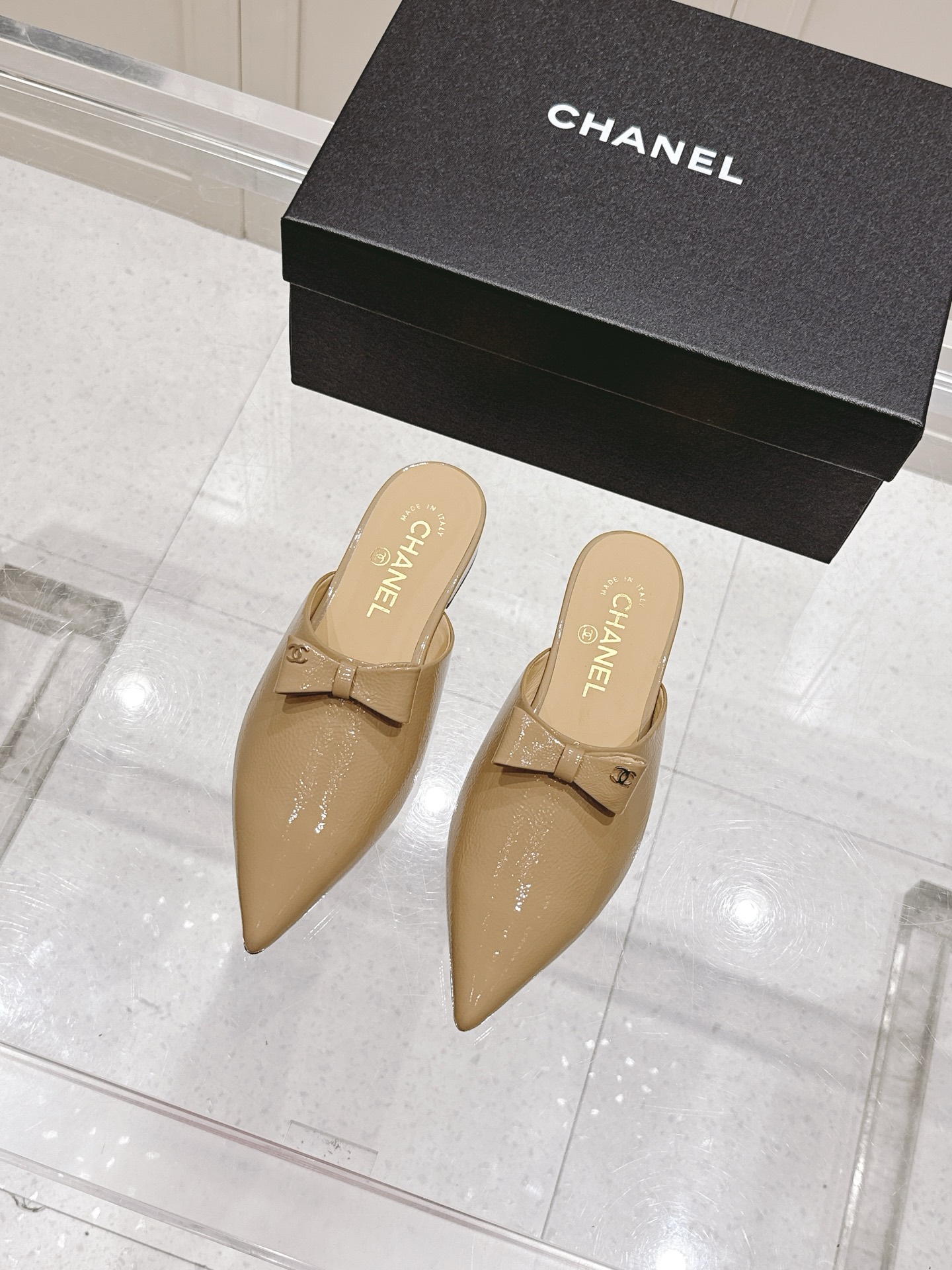 NO:419180,Top version CHANEL Chanel 25A spring and summer new bow semi-twist, many celebrity fashion bloggers plant grass, must-have in summer, big hits have been impressed by its beauty, pointed-toe design bow embellishes with casual and natural fashion shoes, and also highlights the brand's unique sense of luxury. The upper is super fashionable and imported calfskin patent leather, the inner is mixed-bred sheepskin Italian leather sole Size35-40 (40 41 custom made), semi-twist single shoes, chanel, chanel, cowhide, sheepskin, Leather soles19860909顶级版本 CHANEL香奈儿25A春夏新品蝴蝶结半拖 超多明星时尚博主种草 夏天必备 大爆款已经被它的美貌折服 尖头设计蝴蝶结点缀有时装鞋随性自然 又彰显品牌特色满满的高级感 上脚超洋气鞋面进口小牛皮漆皮 内里采用混种羊皮 意大利真皮大底 Size35-40（40 41定做）,半拖单鞋,chanel,chanel,cowhide,sheepskin,Leather soles,Women's Shoes