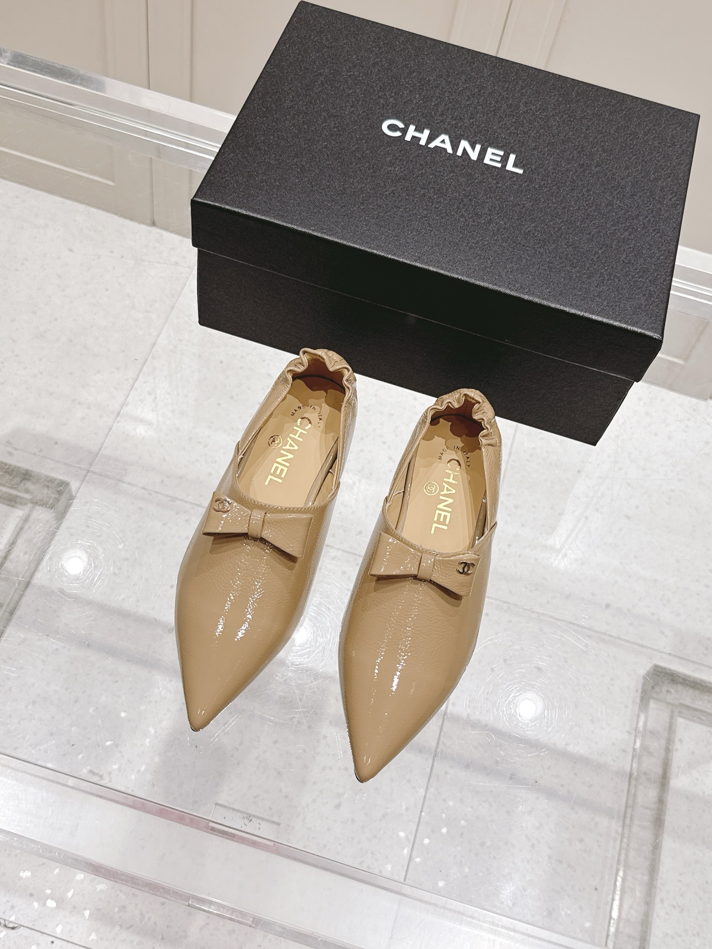 NO:419188,Top version CHANEL Chanel 25A spring and summer new bow shoes. Many celebrity fashion bloggers are planting grass. Must have to have summer. Big hits have been impressed by its beauty. The pointed-toe design bow embellishes with fashion shoes casual and natural, and also shows the brand's unique sense of high-end. The upper is super fashionable and imported calfskin patent leather. The inner is mixed-bred sheepskin Italian leather sole. Size35-40 (40 41 custom made), semi-sheepskin, chanel, chanel, cowhide, sheepskin, Leather soles19860909顶级版本 CHANEL香奈儿25A春夏新品蝴蝶结单鞋 超多明星时尚博主种草 夏天必备 大爆款已经被它的美貌折服 尖头设计蝴蝶结点缀有时装鞋随性自然 又彰显品牌特色满满的高级感 上脚超洋气鞋面进口小牛皮漆皮 内里采用混种羊皮 意大利真皮大底 Size35-40（40 41定做）,半拖单鞋,chanel,chanel,cowhide,sheepskin,Leather soles,Women's Shoes