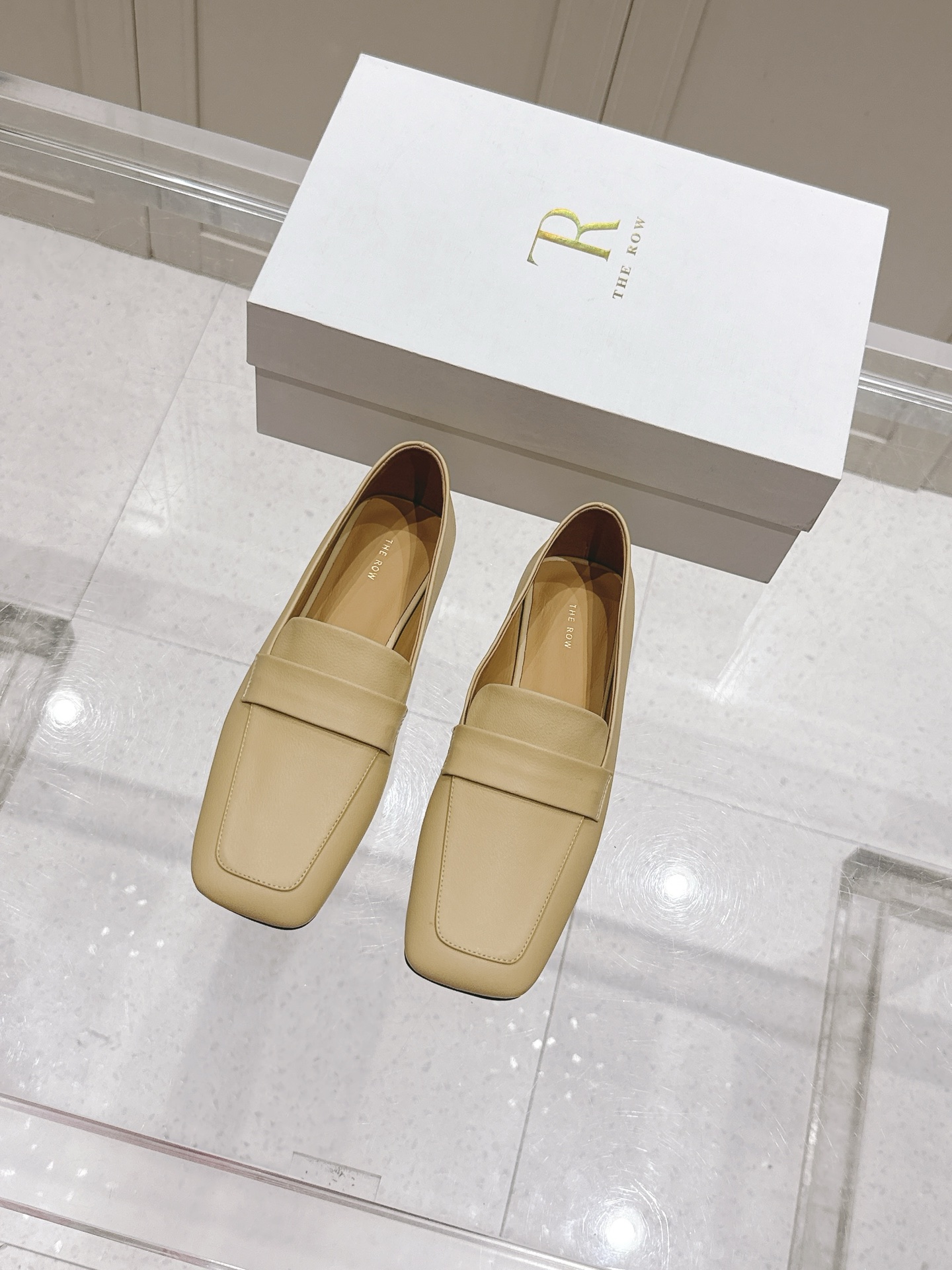 NO:419250,The high-end The Row is coming... 25 new square-headed shallow-mouthed Muller-tire leather shoes. Speaking of minimalist style, the Row home design is always trustworthy, simple and comfortable. No matter how you match it, you can wear it with that kind of unintentional high-end feeling. It is really super versatile! The design of the shoes seems simple, but the softness and comfort level after wearing them is simply intoxicating! I can say responsibly that this is the lightest and softest shoe I have ever worn this year, and it is as light as if I don’t wear it on my feet! The design of the toe is also very interesting. The oblique square toe design is a bit cute and has a little upturned curve. From the side, the lines of the shoes are also very smooth, and the entire shoe shape looks particularly graceful. It is really a pair of shoes that are both practical and beautiful!  In short, this simple, single-strip, high-heeled loafers with the same style as TheRow is really a rare and good shoe! It is impeccable in terms of quality, comfort and design! Original fabric of original fetal cowhide inner lining original cowhide outsole original genuine leather outsole size 35-39 (40 41 custom made), loafers, loafers, cowhide, Leather soles19860909高版The Row来袭…… 25款新款方头浅口穆勒胎牛皮单鞋 说到极简风格,Row家的设计总是让人信赖,简单又舒适,不管你怎么搭,都能穿出那种不经意的高级感,真的是超级百搭！ 鞋子的设计看似简单,但穿上脚后那个柔软度、舒适度简直让人陶醉！我可以负责任地说,这是我今年穿过最轻、最软的鞋子,穿在脚上就像没穿一样轻若无物！ 鞋头的设计也特别有意思,斜方头设计有点萌萌的,还带着一点点上翘的弧度,从侧面看,鞋子的线条也特别流畅,整个鞋型都显得特别优美,真的是一双既实用又好看的鞋子！  总之这款TheRow同款的无标简约一字带高跟乐福鞋真的是一款不可多得的好鞋！无论是从品质、舒适度还是设计上都无可挑剔！ 面料原版胎牛皮 内裡原版牛皮 大底原版真皮大底 尺码35-39（40 41定做）,乐福鞋,loafers,cowhide,Leather soles,Women's Shoes