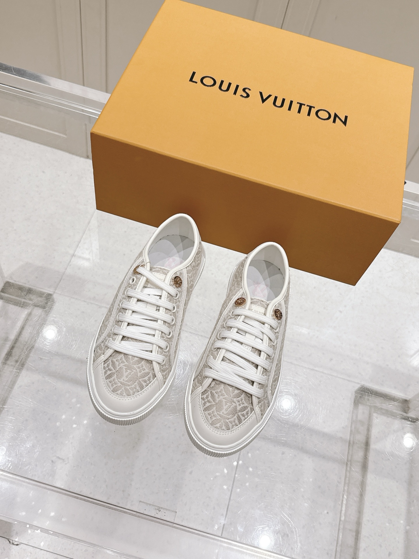 NO:419243,Top version of couples (correct version) LV Louis Vuitton L Home Donkey Lagoon series Thick-soled denim denim embossed presbyopia thick-soled casual sneakers skateboard shoes Original purchase and development Made this Lagoon sneakers are made of Monogram denim, injected retro flavor into classic design. Leather trim edges are shown in Louis Vuitton logo, inscribed eyelets, laces and shoelaces highlight the exquisite details, embellishing Monogram The rubber outsole of the floral perfect overall delivery counter exquisite packaging Original imported fabric custom head layer cowhide Inner original imported cowhide original imported cowhide Sole original open mold anti-slip TPU material Sole thickness 2.5CM Size: Couple model 35-44 (can be customized for women 41, men 38, 45), casual shoes/sports shoes, louis  vuitton, louis vuitton, louis vuitton, louis vuitton, sneakers, cowhide19860909顶级版本情侣款（正确版本） LV路易威登L家 驴牌最新Lagoon系列 厚底丹宁牛仔布 压花 老花 厚底 休闲运动鞋 滑板鞋 原版购入开发 做货 这款Lagoon 运动鞋取材 Monogram 丹宁布,为经典设计注入复古气息.皮革饰边跃现路易威登标识,铭纹孔眼、镶边和鞋带彰显考究细节,点缀 Monogram 花卉的橡胶外底完善整体 配送专柜精美包装 面料原版进口定制头层牛皮 内里原版进口牛皮里 鞋底原版开模防滑TPU材质 底厚2.5CM Size:情侣款35-44（可定制女41,男38,45）,休闲鞋/运动鞋,louis vuitton,louis vuitton,louis vuitton,louis vuitton,sneakers,cowhide,Women's Shoes