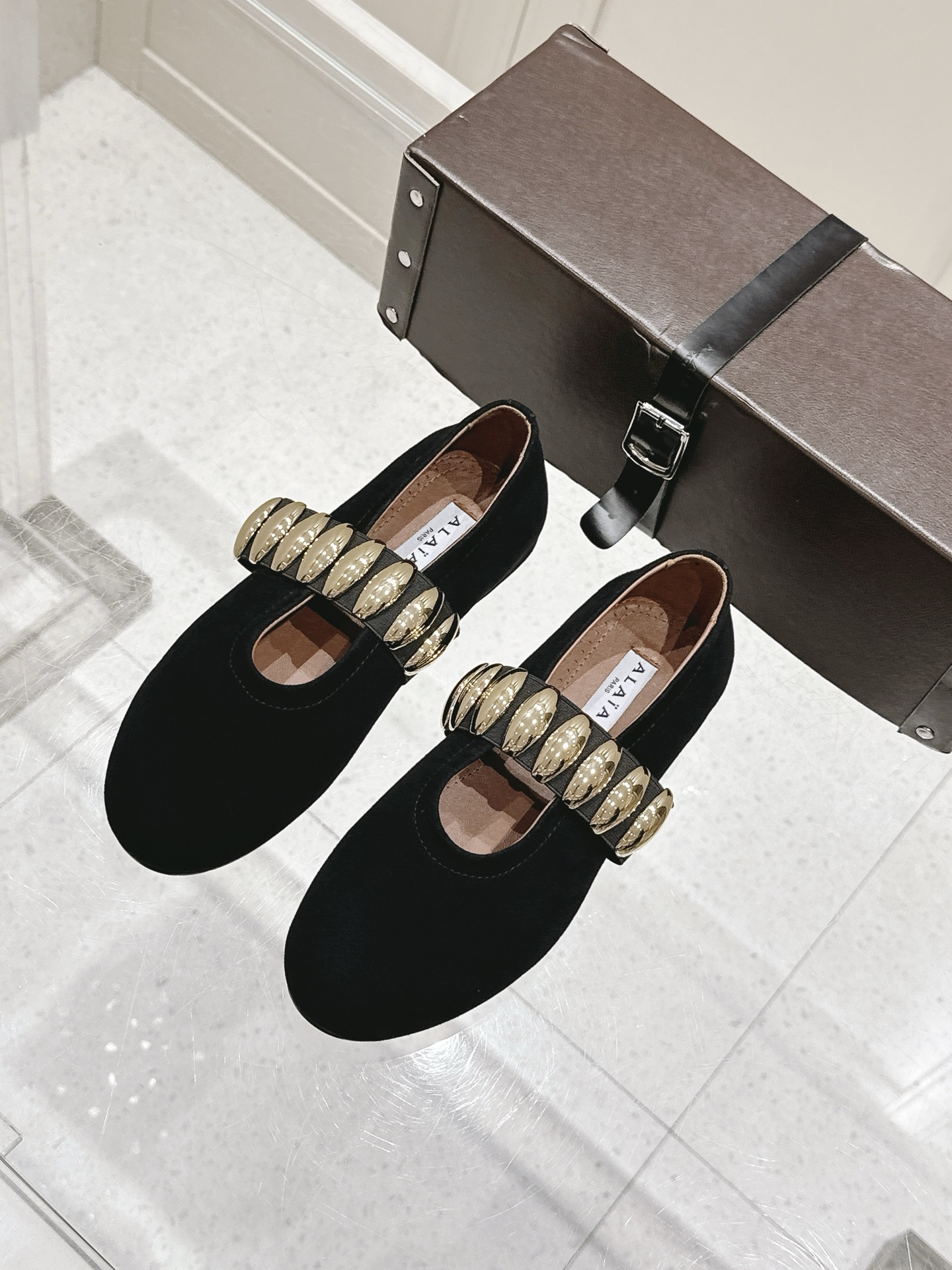 NO:419234,Purchase-Alaia's new classic ballet shoes, blending the agility of ballet into daily life, and portraying the classic outline of dance shoes with modern brushstrokes!  The same round-toe color-blocked hardware belt buckle punk lazy loafer shoes as the star!  Black diamond-edged leather ballet shoes, drawn inspiration from classic Japanese shoes, round hardware embellished on the upper, simple but not complicated, suitable for a variety of shapes, and agile and fashionable between steps. Size#35-41 (40 41 42 customized, non-return and exchange), ballet shoes, alaia, loafers19860909代购级 阿莱亚Alaia 经典芭蕾舞鞋新品 以芭蕾的灵动意韵融于日常,以现代笔触刻画舞鞋经典轮廓！ 明星同款圆头拼色五金皮带扣朋克风懒人乐福单鞋！ 黑色钻饰皮质款芭蕾舞鞋,从经典日式鞋履汲取灵感, 圆润五金点缀于鞋面,简而不繁适合多种造型,步履之间灵动时髦. Size#35-41（40 41 42定做不退换）,芭蕾舞鞋,alaia,loafers,Women's Shoes