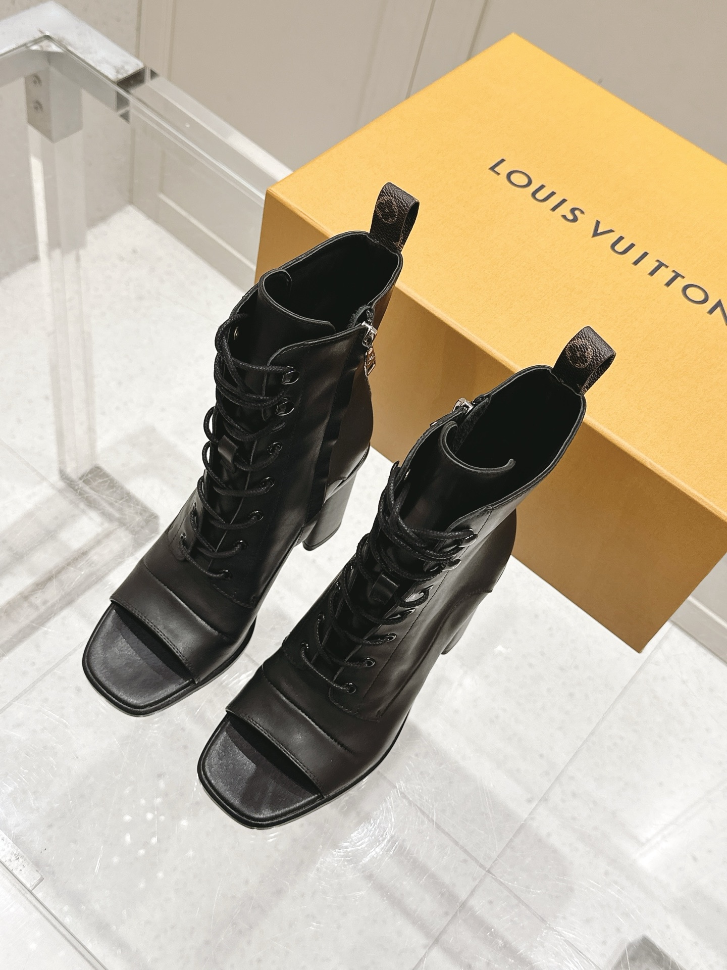 NO:419209,#Top version Louis vuitton 25/New early autumn style Lv Romantique fish-mouthed sandals lace-up high-heeled short boots side zipper thick-heeled short boots The toe adopts an open-toe design, which can display the toes just right, visually lengthening the leg lines, making the feet look longer, and also adds a bit of sexy and fashionable. The side of the shoe has a classic lace-up design, which not only increases the layering and detail of the shoe, but also adjusts the tightness according to personal preferences to achieve a more comfortable wearing experience and a unique styling effect. The thick heel design is more stable than the thin heel, and the wearer is more likely to maintain balance when walking, reducing the risk of falling. At the same time, the thick heel also gives the shoes a retro and atmospheric style.  Zipper on the side of the upper, this practical design is easy to put on and off, especially in daily rush, without spending too much time unzipping complex shoelaces. Upper calfskin, inner footbed sheepskin, sole Italian leather outsole, heel height 8.5cm, size 35-39 (40.41 custom made without return), boots, louis vuitton, louis vuitton, boots, cowhide, sheepskin, Leather soles19860909#顶级版本 Louis vuitton 25/早秋新款 Lv Romantique鱼嘴凉靴系带高跟短靴侧拉链粗跟短靴 鞋头采用露趾设计,这种设计能恰到好处地展示脚趾,在视觉上拉长腿部线条,显得脚部更加修长,同时也增添了几分性感与时尚感. 鞋身侧面有着经典的系带设计,不仅增加了鞋子的层次感和细节感,还可以根据个人喜好调整松紧度,以达到更舒适的穿着体验和独特的造型效果. 粗跟的设计相较于细跟更加稳定,穿着者在行走时更容易保持平衡,减少了摔倒的风险.同时,粗跟也赋予了鞋子一种复古且大气的风格. 鞋帮侧面设有拉链,这一实用的设计方便穿脱,尤其是在日常匆忙的情况下,无需花费过多时间去解开复杂的鞋带. 鞋面小牛皮 内里垫脚羊皮 鞋底意大利真皮大底 跟高8.5cm 码数35-39（40.41定做不退换）,靴子,louis vuitton,louis vuitton,boots,cowhide,sheepskin,Leather soles,Women's Shoes