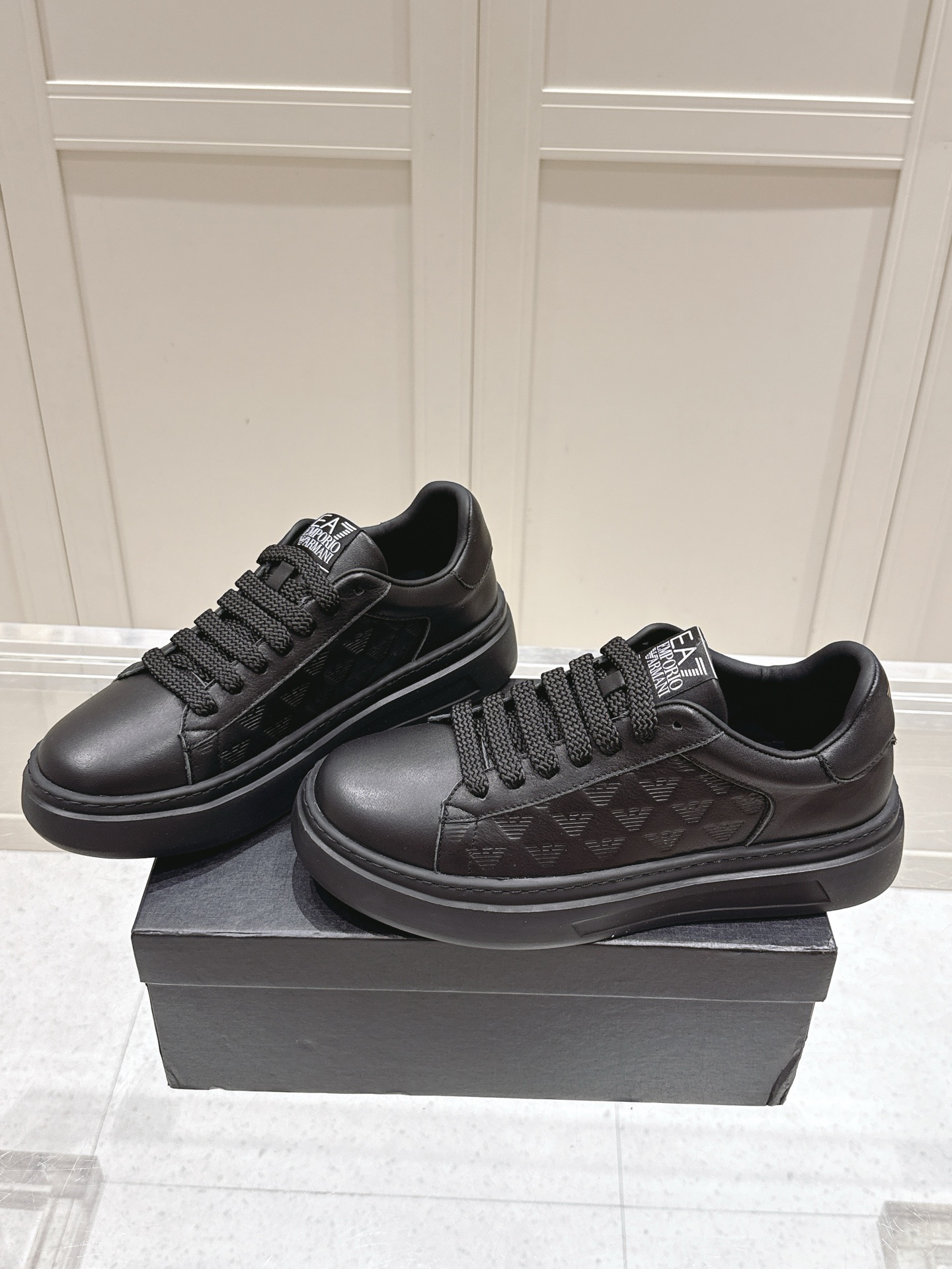 Top: 700 Men’s Emporio Armani EA7 Leisure Sneakers with Unique Design - 图片 2