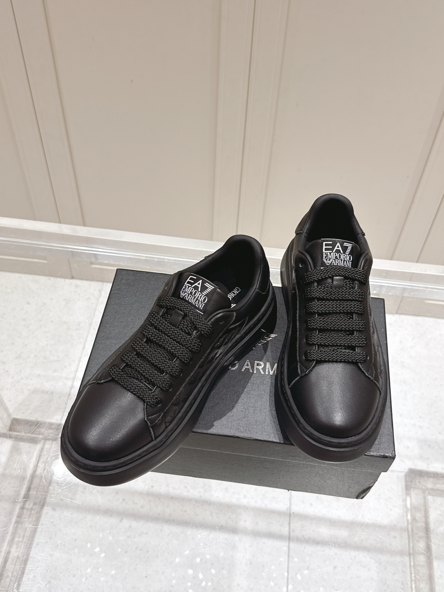 Top: 700 Men’s Emporio Armani EA7 Leisure Sneakers with Unique Design - 图片 4
