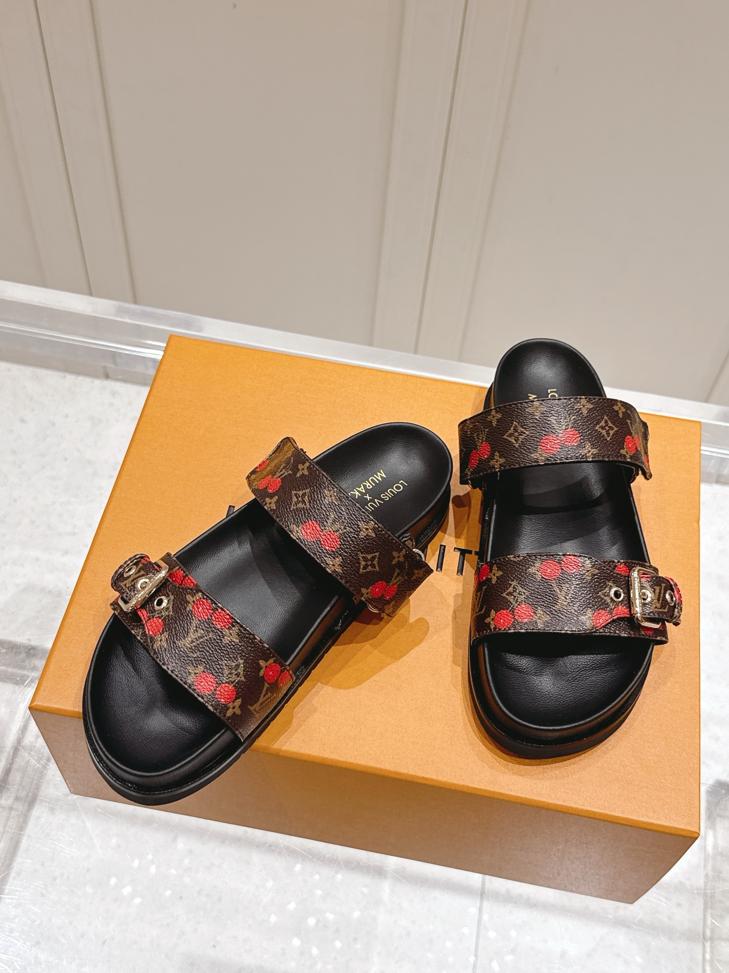 Louis Vuitton LV村上隆联名 L家驴牌BOM DIA COMFORT系列 魔术贴 牛仔布 老花 凉鞋 平底凉拖鞋