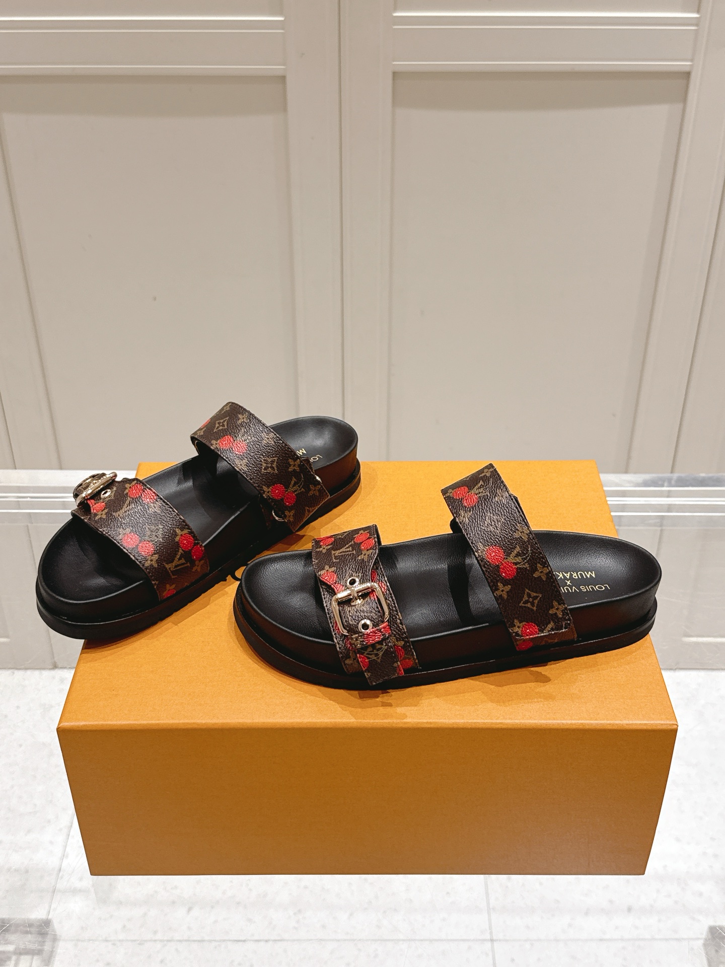 Louis Vuitton LV村上隆联名 L家驴牌BOM DIA COMFORT系列 魔术贴 牛仔布 老花 凉鞋 平底凉拖鞋