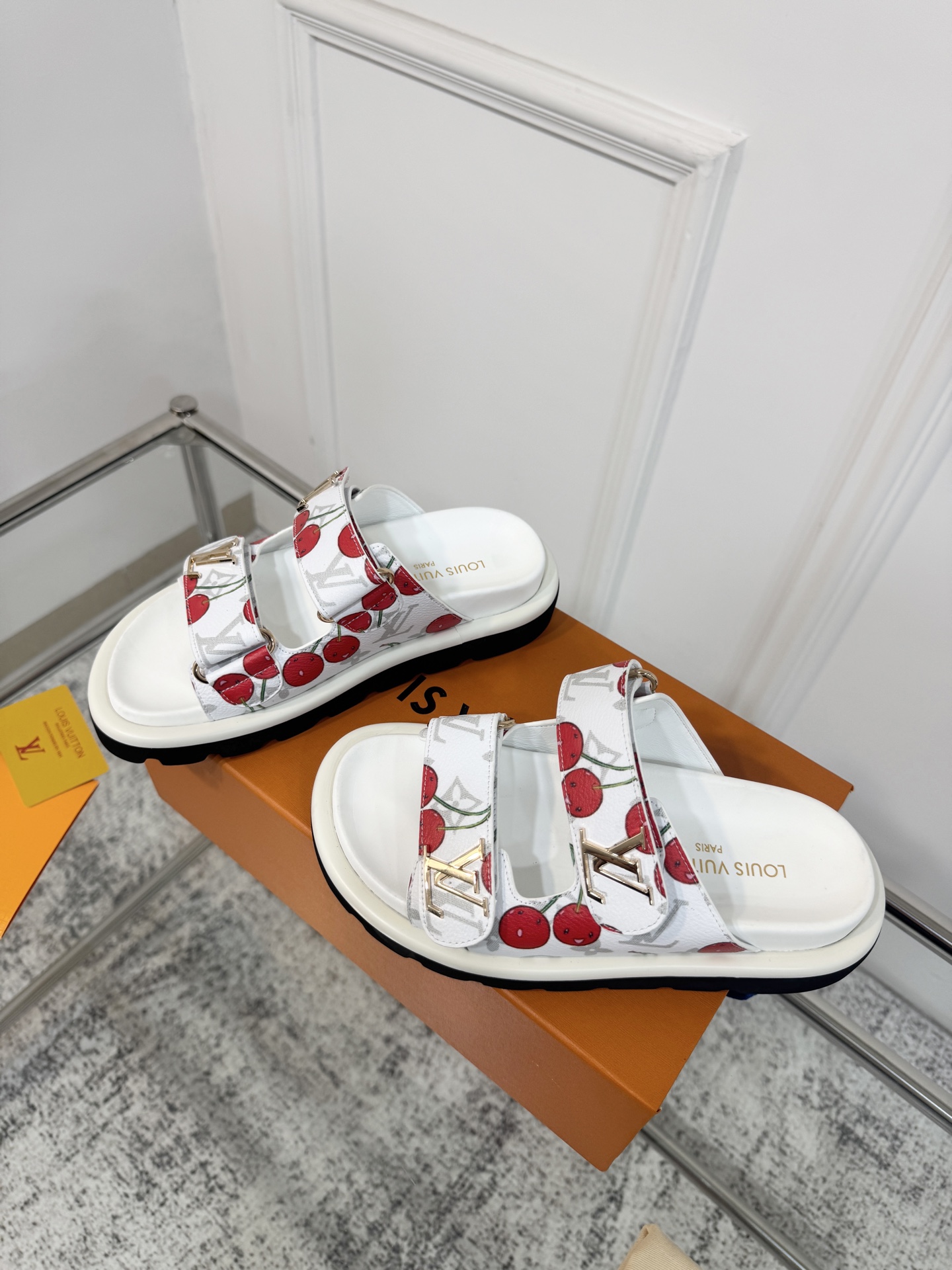 Louis Vuitton LV路易威登 L家 驴牌Pool Pillow Comfort系列 魔术贴 老花 厚底 凉鞋 拖鞋
