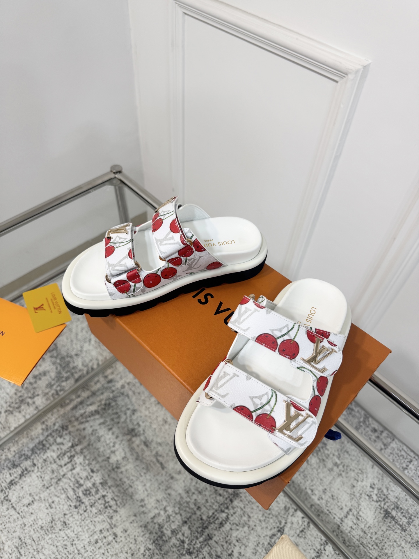 Louis Vuitton LV路易威登 L家 驴牌Pool Pillow Comfort系列 魔术贴 老花 厚底 凉鞋 拖鞋