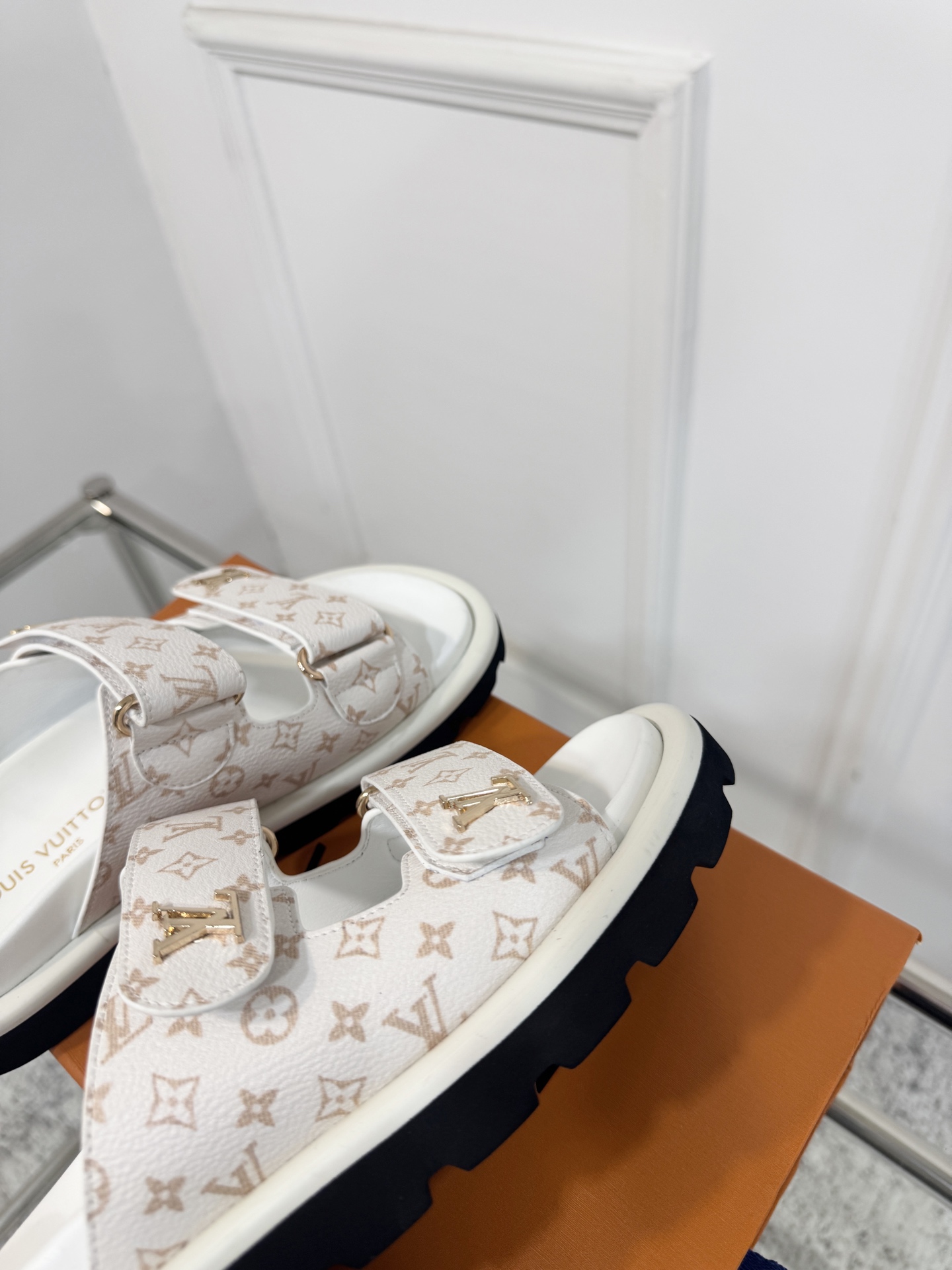 Louis Vuitton LV路易威登 L家 驴牌Pool Pillow Comfort系列 魔术贴 老花 厚底 凉鞋 拖鞋