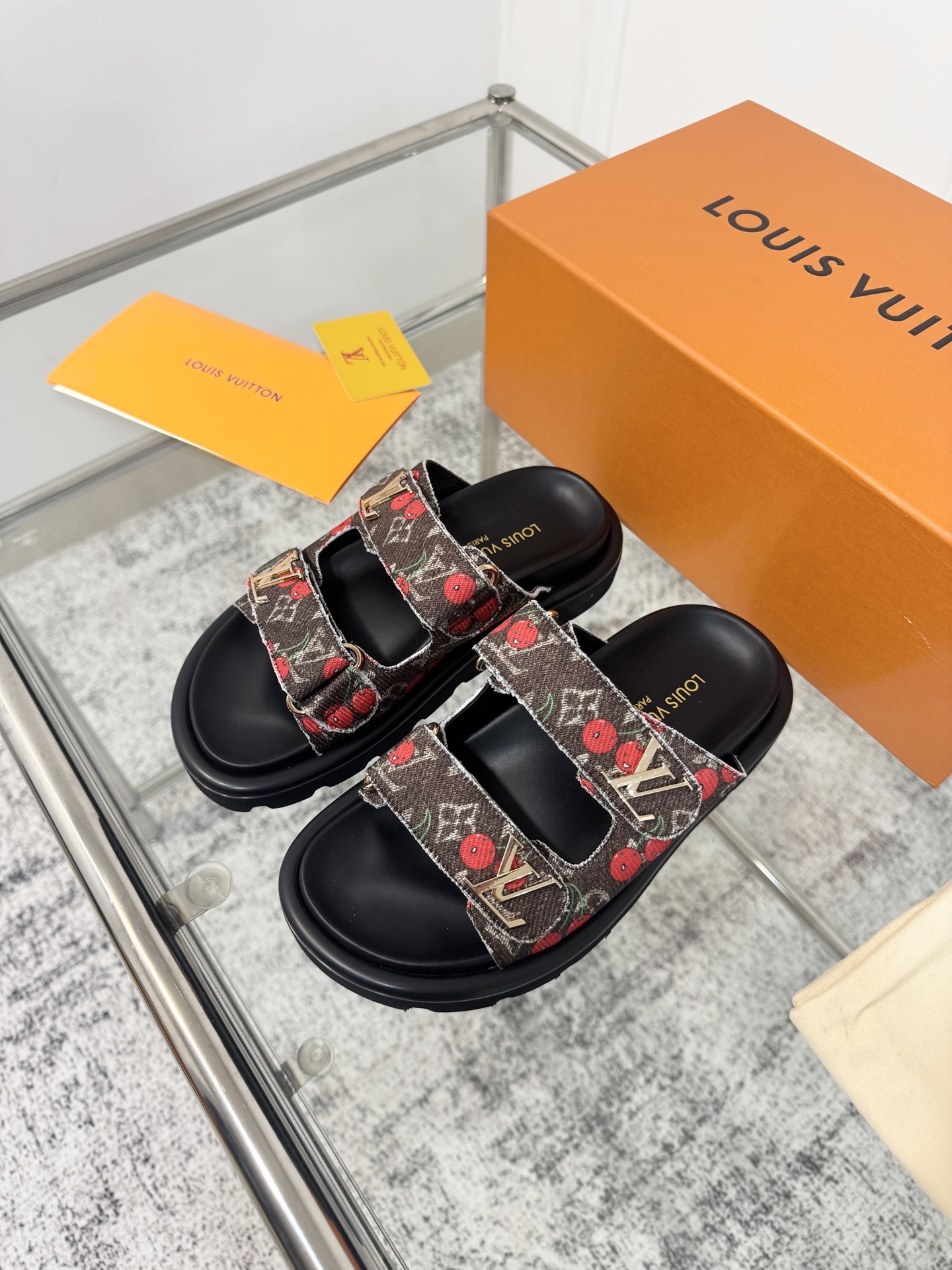 Louis Vuitton LV路易威登 L家 驴牌Pool Pillow Comfort系列 魔术贴 老花 厚底 凉鞋 拖鞋