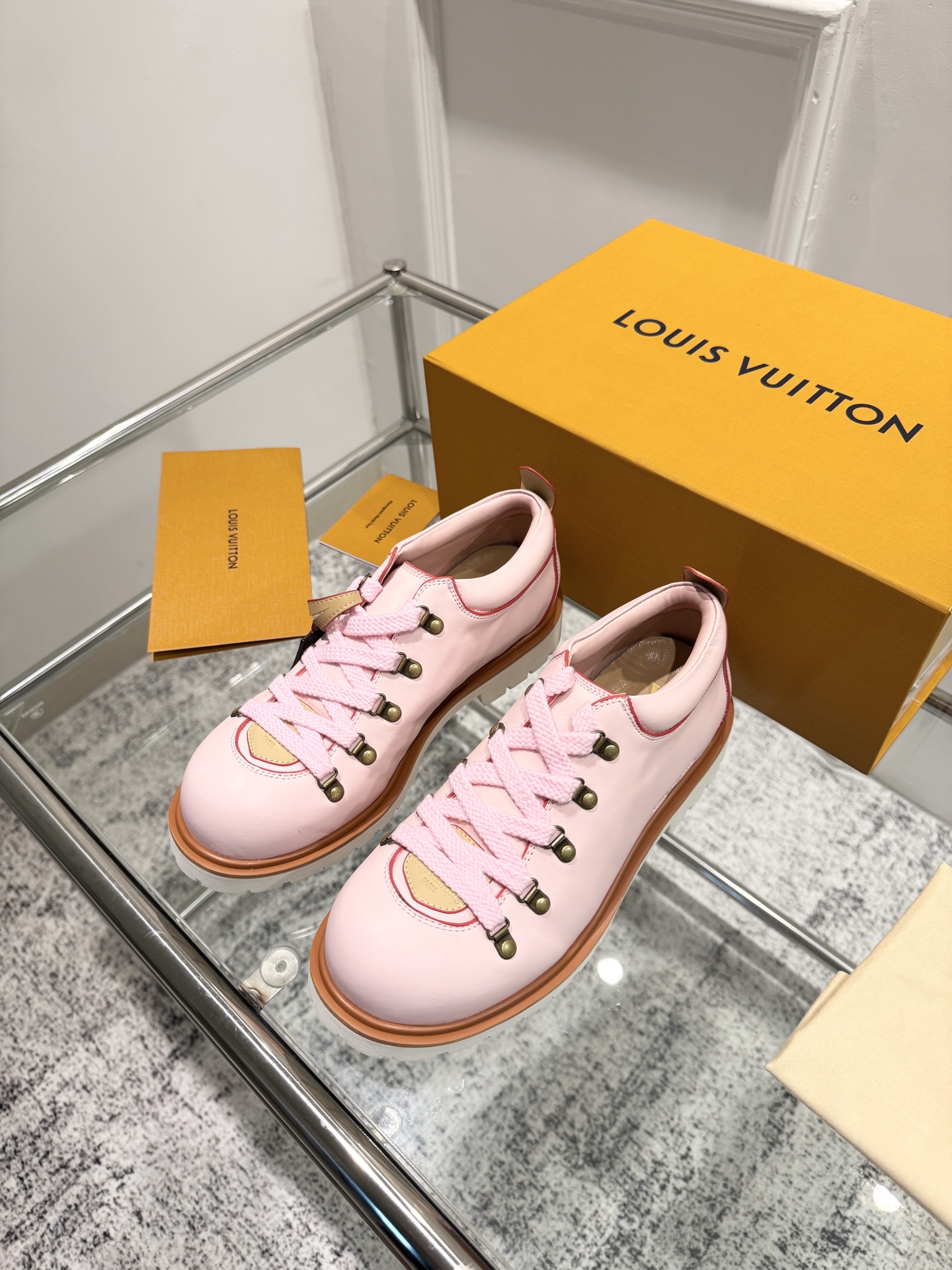 NO:437065,Top version Louis vuiteeon Lace-up Loafers Latest Derby Shoes This sponge cake thick-soled series is very exciting this year, wearing it with height-enhancing effect, and leading fashionably!  Calfskin LV Remix derby draws inspiration from classic hiking boots, reimagines its proportions, and creates a fashionable and avant-garde outsole. The upper combines thick laces and hooks engraved with letters. The details are taken from Louis Vuitton leather products, especially the natural leather rear label with letter canvas key bells and yellow stitching. The shoe uses a thick rubber outsole. Upper calfskin inner foot pad sheepskin sole original open mold TPU rubber outsole heel height 5cm size women 35-40 (41 custom made no return or exchange) men 39-45 (45 custom made no return or exchange), casual shoes/sports shoes, louis vuitton, louis vuitton, louitton, louis vuitton, loafers, boots, sneakers, cowhide, sheepskin19860909顶级版本 Louis vuiteeon 路易威登系带厚底乐福鞋最新款德比鞋 这款松糕厚底系列今年非常爆,穿上增高效果,和时尚的引领绝对的yyds！ 小牛皮LV Remix derby从经典登山靴中汲取灵感,重新构想其比例,打造出时尚前卫的轮廓.鞋面结合了厚鞋带和刻有字母花的钩子,细节取自路易威登皮革制品,特别是字母帆布钥匙铃和黄色缝线的天然皮革后标签.这款鞋采用了厚实的橡胶外底. 鞋面小牛皮 内里垫脚羊皮 鞋底原版开模TPU橡胶大底 跟高5cm 码数女35-40（41定做不退换） 男39-45（45定做不退换）,休闲鞋/运动鞋,louis vuitton,louis vuitton,louis vuitton,loafers,boots,sneakers,cowhide,sheepskin,Women's Shoes