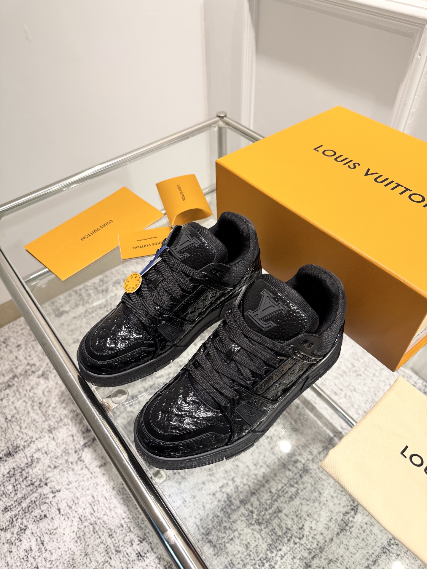 NO:437060,Top version of couples LV Louis Vuitton L Home Donkey Trainer Series Couple models Casual Sports Shoes Skateboard Shoes Original Purchase and Development Made Production This LV Trainer sneakers are designed by Denning cloth men's art director Pharrell Williams. The rubber Vuitton logo and LV letters are incorporated into the craftsmanship upper, and then the delicate outsole is lit with Monogram flowers. The original configuration is inspired by Virgil Abloh, showing the inspiration of retro basketball shoes. The delivery counter is exquisitely packaged Fabric: Original custom imported tannin denim Inner: Original custom breathable net Outsole: Original open mold-proof TPU combination sole Thickness: 3CM Size:  Women's 35-41 / Men's 38-46, casual shoes/sports shoes, louis vuitton, louis vuitton, louis vuitton, versace, louis vuitton, sneakers19860909顶级版本情侣款 LV 路易威登L家 驴牌 Trainer系列 情侣款 休闲 运动鞋 滑板鞋 原版购入开发 做货 本款 LV Trainer 运动鞋为丹宁布铺陈男装艺术总监 Pharrell Williams 设计的 LVers Damier 图案,于工致鞋面融入橡胶 Vuitton 标识和 LV 字母,再以 Monogram 花卉点亮细腻外底.原版构型出自 Virgil Abloh 之手,展现复古篮球鞋的灵感启发 配送专柜精美包装 面料: 原版定制进口单宁牛仔 内里: 原版定制透气网里 大底: 原版开模防滑TPU组合大底 底厚: 3CM Size: 女款35-41 / 男款38-46,休闲鞋/运动鞋,louis vuitton,louis vuitton,louis vuitton,versace,louis vuitton,sneakers,Women's Shoes