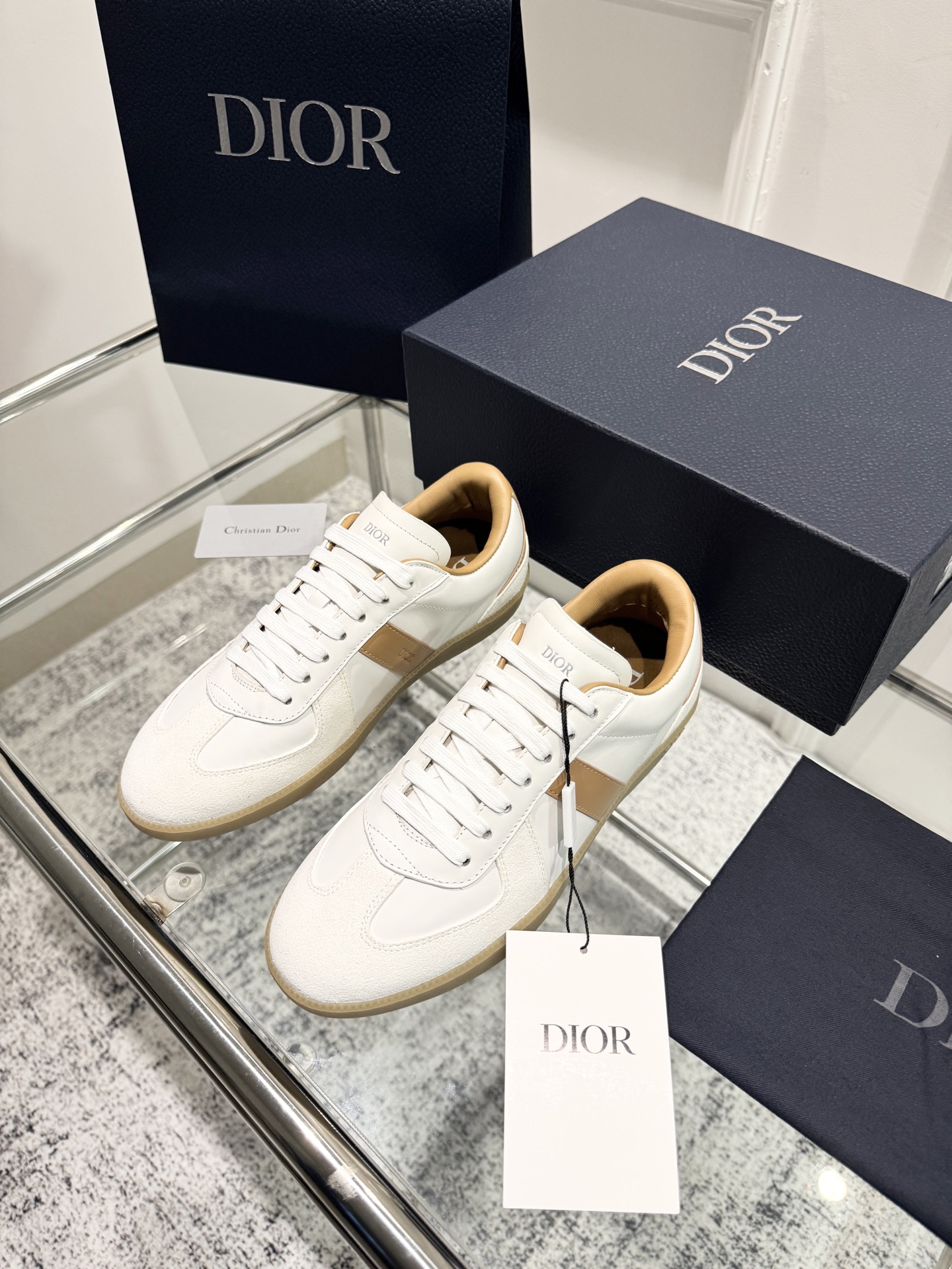 NO:437056,Top version of couple model Dior Dior Latest B01 series Matchpoint couple model German training shoes Casual sports shoes Original purchase and development Made this B01 Matchpoint sneakers are a new product in the fall 2025 series, marking the return of Dior classic style, reinterpreting with a stylish and elegant silhouette. It is carefully crafted in black and white smooth cowhide, decorated with gray suede splicing to enhance the style. The tongue and inner side are decorated with Dior logo, and the heel is decorated with CD Icon logo. Paired with amber rubber sole, the Dior logo is embellished with a variety of styles from the Dior Icons limited series to create exquisite shapes. Delivery counter exquisite packaging Fabric: Original custom imported top layer cowhide Inner: Soft imported cowhide sole  : Original open mold anti-slip TPU material, bottom thickness 2.5CM Size: Women's 35-41 / Men's 38-45, casual shoes/sports shoes, dior, dior, sneakers, cowhide19860909顶级版本情侣款 Dior迪奥 最新 B01系列 Matchpoint 情侣款 德训鞋 休闲 运动鞋 原版购入开发 做货 这款 B01 Matchpoint运动鞋是二零二五秋季系列新品,标志着 Dior 经典款式的回归,以时尚优雅的廓形重新诠释.采用黑色和白色光滑牛皮革精心制作,饰以灰色绒面革拼接提升格调.鞋舌和内部侧面饰以 Dior 标志,鞋后跟饰以 CD Icon 标志.搭配琥珀色橡胶鞋底,点缀以 Dior 标志,可与 Dior Icons 限定系列的各式造型搭配,打造精致造型 配送专柜精美包装 面料 : 原版定制进口头层牛皮 内里 : 柔软进口牛皮里 鞋底 : 原版开模防滑TPU材质 底厚 2.5CM Size : 女款35-41 /男款38-45,休闲鞋/运动鞋,dior,dior,sneakers,cowhide,Women's Shoes