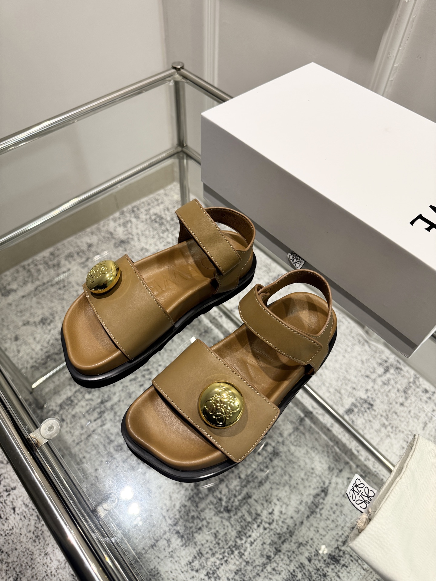 NO:437092,Top version LOEWE/Luoyiwei 2025/ss new retro style flat-soled beach thick-soled sandals~ Xiaohongshu and external network popular sandals recently. Super cute. A must-have for fashionable essence that must not be missed. There is no complicated decoration. It has a very good texture. It is pure and minimalist and neat and poetic. Super versatile model. Original custom calfskin. Imported sheepskin. Outsole. Original leather injection molded outsole. Size 35-39 (40. Custom made without return). Sandals, loewe, loewe, sandals, cowhide, sheepskin.19860909顶级版本 LOEWE/罗意威2025/ss新品复古风平底沙滩厚底凉鞋～小红书、外网火爆款 最近大热的一款凉鞋 超级可爱 时髦精绝对不能错过的必入款,没有任何繁杂装饰,质感极好的vintage感,纯粹和极简做得利落又诗意 超级百搭款 面料原版定制小牛皮 内里进口羊皮 大底原版真皮注塑大底 码数35-39 (40.订做不退换),凉鞋,loewe,loewe,sandals,cowhide,sheepskin,Women's Shoes