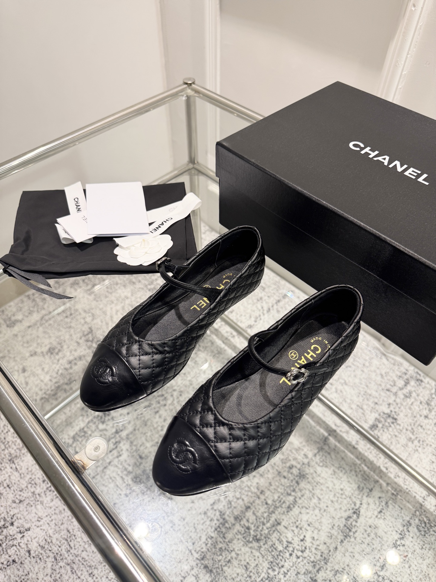 NO:437089,Top version CHANE*25s Little Chanel Early Spring Hot Products Braided Mary Jane Baotou Single Shoes Sandals, a true self-retained model!  !  It's much more comfortable than the classic Slingback!  Every color makes the feet look white, which makes the whitening weapon! It's so cute! It's a hot little fragrance again~ Material original sheepskin, inner lining original sheepskin, outsole genuine leather sole Size: 35-39/(40/customized, not returned or replaced), single shoes, chanel, chanel, sandals, mary jane, sheepskin19860909顶级版本 CHANE*25s小香奈儿早春爆品编织玛丽珍包头单鞋凉鞋 妥妥的自留款！！比经典款Slingback舒服太多啦！每个颜色上脚都很显白 的显白利器!好嗲啊!又是火爆的小香~ 材质原版羊皮 内里原版内里羊皮 大底真皮鞋底 码数:35-39/(40/定制不退不换),单鞋,chanel,chanel,sandals,mary jane,sheepskin,Women's Shoes