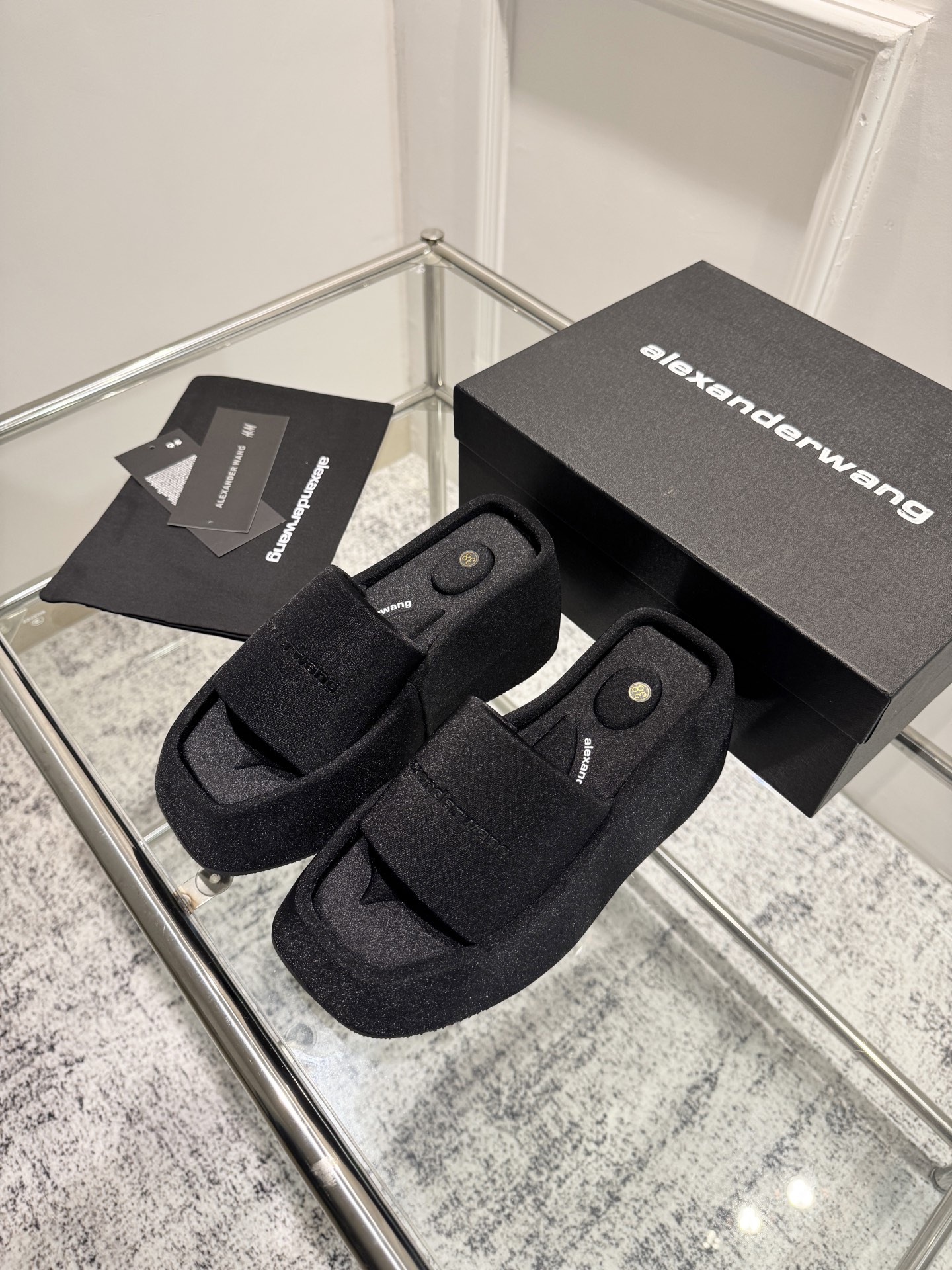 NO:437085,Top version: A*lexander~ Wang Yalisander ·Wang 2025 Spring and Summer latest hit series... [Sponge cake thick-soled sandals] Slipper counter synchronizes, market exclusive original single packaging, original single single veneer bag!  This summer, you must have a pair of king shoes... Upper: Original custom high mercerized fabric ironing process Fighting pad: Original custom high mercerized fabric Outsole: PU foaming water table rubber bottom combination sole Thickness: 6cm in front and 10cm in back Size: 35-39 (34.40. Customized without return) Packaging: Original full set of packaging Color: Synchronous update of official website, boots and slippers, alexander wang, boots, slippers19860909顶级版本: A*lexander~ Wang亚力山大 ·王2025春夏最新爆款系列……【松糕厚底凉拖】 拖鞋专柜同步,市场独家原单包装,原单贴皮布袋！这个夏季必须拥有一双大王鞋子…… 鞋面:原版订制高丝光布料烫钻工艺 垫脚:原版定制高丝光布料 大底:PU发泡水台橡胶底片组合大底 底厚:前6cm后10cm 码数:35-39（34.40.定制不退换） 包装:原版全套包装 颜色:官网同步更新,靴子拖鞋,alexander wang,boots,slippers,Women's Shoes