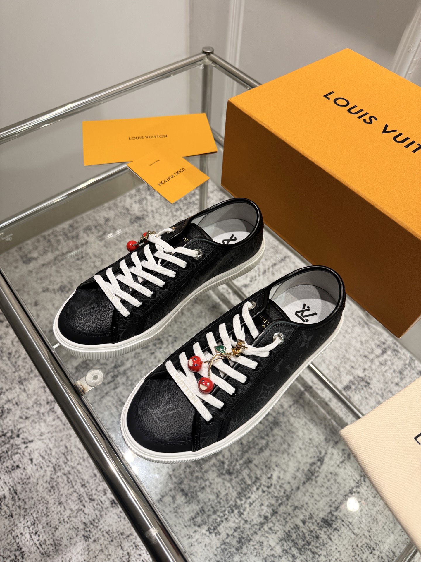 NO:437077,Exclusive top version of couples (correct version), cherry buckle 60 LV Louis Vuitton L Home Donkey Lagoon series Thick-soled denim denim embossed presbyopia thick-soled casual sneakers skateboard shoes Original purchase and development Made this Lagoon sneakers are made of Monogram denim, injected with retro flavor to classic design. Leather trim is shown with Louis Vuitton logo, inscribed eyelets, laces and shoelaces highlight the exquisite details, embellishing Monogram The rubber outsole of the floral perfect overall delivery counter exquisite packaging, original imported custom-made top cowhide, inner imported original imported cowhide lining, sole original open mold-proof TPU material, bottom thickness 2.5CM  Size: Couple model 35-44 (customized for women 41, men 38, 45), casual shoes/sports shoes, louis vuitton, louis vuitton, louis vuitton, louis vuitton, louis vuitton, louis vuitton, sneakers, cowhide19860909独家顶级版本情侣款（正确版本） ,樱桃扣饰60 LV路易威登L家 驴牌最新Lagoon系列 厚底丹宁牛仔布 压花 老花 厚底 休闲运动鞋 滑板鞋 原版购入开发 做货 这款Lagoon 运动鞋取材 Monogram 丹宁布,为经典设计注入复古气息.皮革饰边跃现路易威登标识,铭纹孔眼、镶边和鞋带彰显考究细节,点缀 Monogram 花卉的橡胶外底完善整体 配送专柜精美包装 面料原版进口定制头层牛皮 内里原版进口牛皮里 鞋底原版开模防滑TPU材质 底厚2.5CM Size:情侣款35-44（可定制女41,男38,45）,休闲鞋/运动鞋,louis vuitton,louis vuitton,louis vuitton,louis vuitton,sneakers,cowhide,Women's Shoes