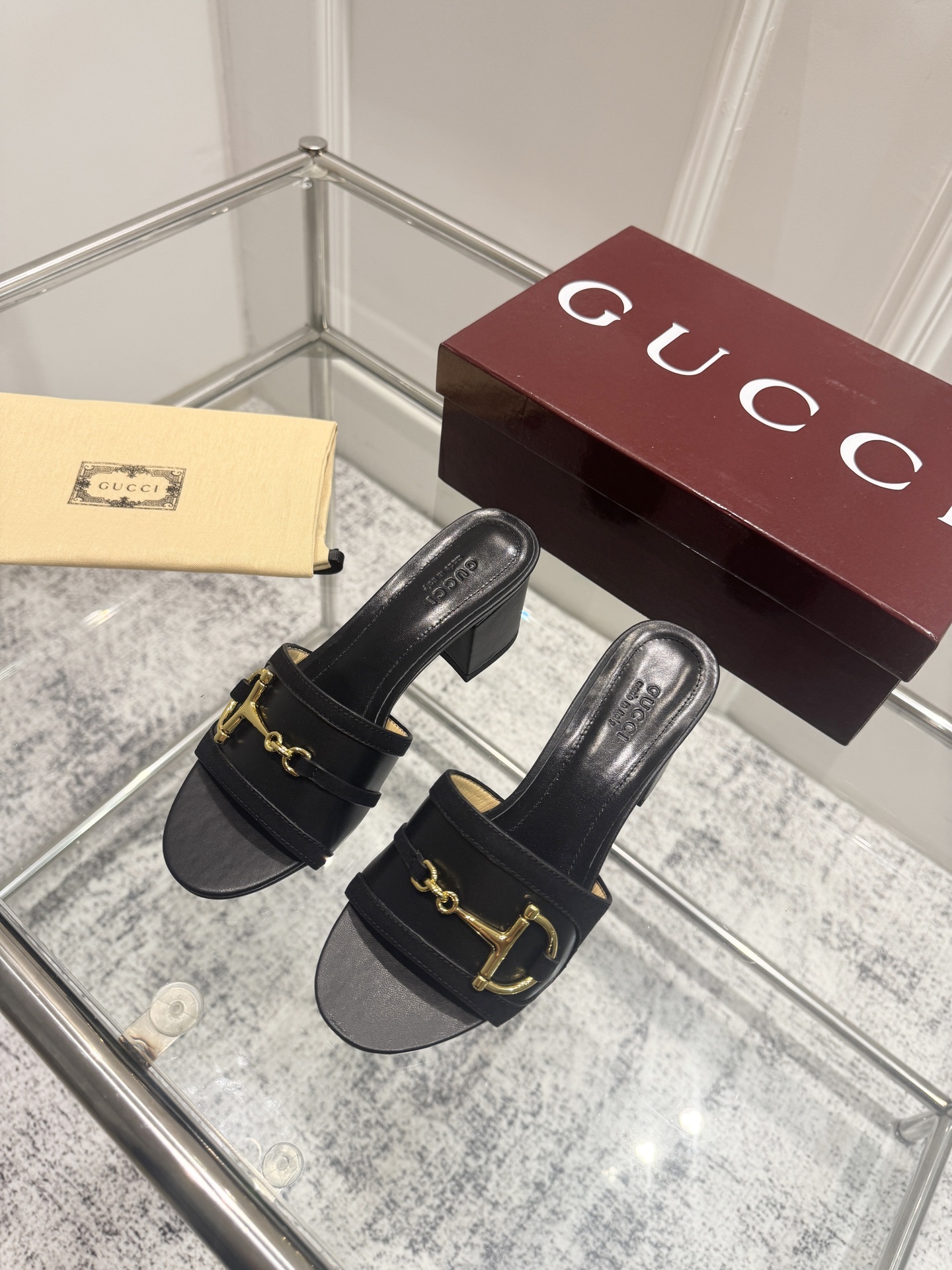 NO:442259,Gucci 2025 Spring and Summer latest hit sandals series... [Round Toe] The latest chain buckle Original single quality Original European style, the foot is perfectly worn with this shoe, elegant and elegant, crystal clear, no matter the material of various accessories, it is unique to the home, and must be made from the original version at zero distance. The entire series is full of exciting and unexpected elements, the quality of different materials, the texture of the skin and the material expression of the skin, and has a strong artistic atmosphere... Upper: imported cowhide + double G cloth Inner: Custom imported sheepskin Finger: Custom imported sheepskin Outsole: imported Italian leather outsole Heel height: 1.5CM5.5CM Packaging: original full package Size: 35-43 (41.42.43 Customized without return and exchange), high heel slippers, gucci, sandals, high  heels, slippers, cowhide, sheepskin, Leather soles19860909Gucci古*驰2025春夏最新爆款拖凉鞋系列……【圆头】 最新链条扣 原单品质 原汁原味的欧式风格,上脚非常完美穿搭上配此鞋,优雅大方,晶莹剔透,无论种各配件材质,都是家独一比一定制,必到做原版零距离,整系个列都充了满令兴人奋意和外的元结素合,不同材的质,肌的理面的料表现,具有极的浓艺术气息…… 鞋面:进口牛皮+双G布 内里:定制进口羊皮 垫脚:定制进口羊皮 大底:进口意大利真皮大底 跟高:1.5CM5.5CM 包装:原版全套包装 码数:35-43(41.42.43定制不退换),高跟鞋拖鞋,gucci,sandals,high heels,slippers,cowhide,sheepskin,Leather soles,Women's Shoes