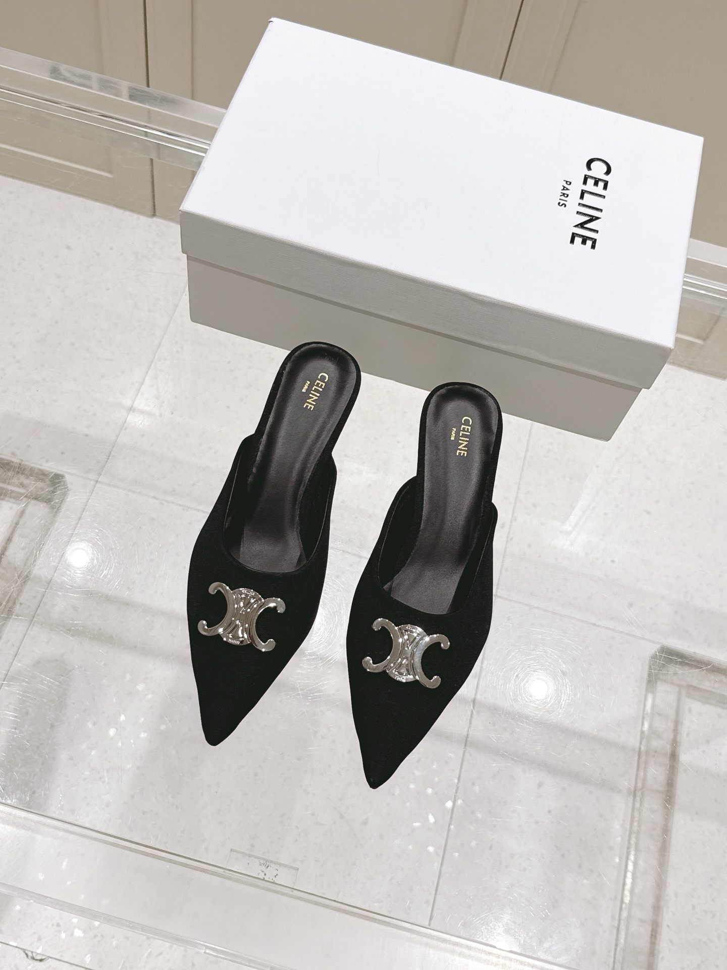 NO:442254,Top version CELINE 25/ New summer color Arc de Triomphe denim flat heels/cat heels sandals Metal buckle empty back toe bag high heels sexy and elegant pointed toe shoes clean and neat. Increase the height to make legs thin, whether it is worn alone or with wide-leg pants, high street and retro. Let’s make CELINE girls. Imported denim fabric upper inner lining sheepskin lining original leather outsole Size#35-40 (40 custom made no return or exchange), semi-torque high heels, celine, celine, sandals, high heels, sheepskin, Leather soles19860909顶级版本 CELINE思琳赛琳 25/ 夏季新色 凯旋门 牛仔 平跟/猫跟凉鞋 金属扣后空包头高跟鞋性感气质尖头单鞋干净利落 增高显腿细,无论是单穿还是搭配阔腿裤,高街又复古 一起来做CELINE女孩 鞋面进口牛仔布面料 内里羊皮内里 大底原版真皮大底 Size#35-40（40订做不退换）,半拖高跟鞋,celine,celine,sandals,high heels,sheepskin,Leather soles,Women's Shoes