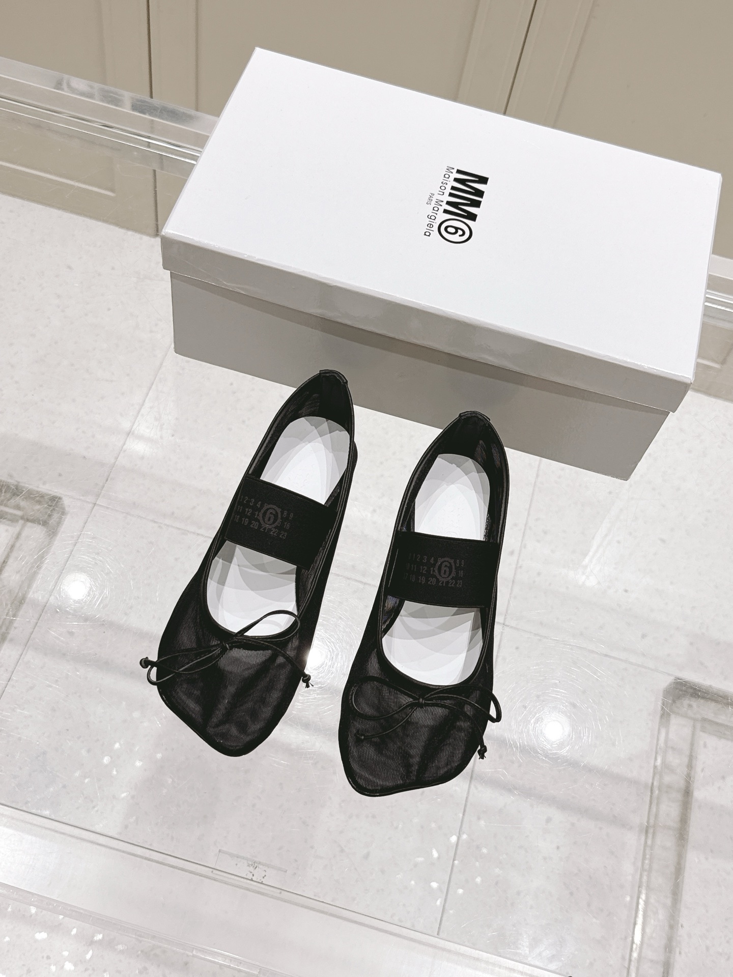 NO:442249,Top version..MM6 Majila mesh simple bow single shoes with fairy-like beauty, high-end and decent, can be beautiful when worn in summer. The brand elastic band design embellishes, which adds a gorgeous and romantic feeling and is easily attracted at a glance. The matching occasions are also quite extensive. Daily or party activities can show elegant charm and temperament. Upper material imported mesh elastic band design, cowhide, genuine leather soles. Size: 35-39 (34.40 custom made without return or exchange), ballet shoes, masion margiela, masion margiela, cowhide, Leather soles19860909顶级版本 ..MM6马吉拉网纱简约蝴蝶结单鞋 自带仙气朦胧美,高级又不失体面,夏天穿也能美美的出街 品牌弹力带设计点缀 更增添了份华丽浪漫感很容易一眼就被吸引 搭配场合也挺广泛的日常或者派对活动都能展现优雅的魅力气质 鞋面材质进口网纱松紧带设计 牛皮垫脚 真皮大底 码数:35-39(34.40定做不退换),芭蕾舞鞋,masion margiela,masion margiela,cowhide,Leather soles,Women's Shoes