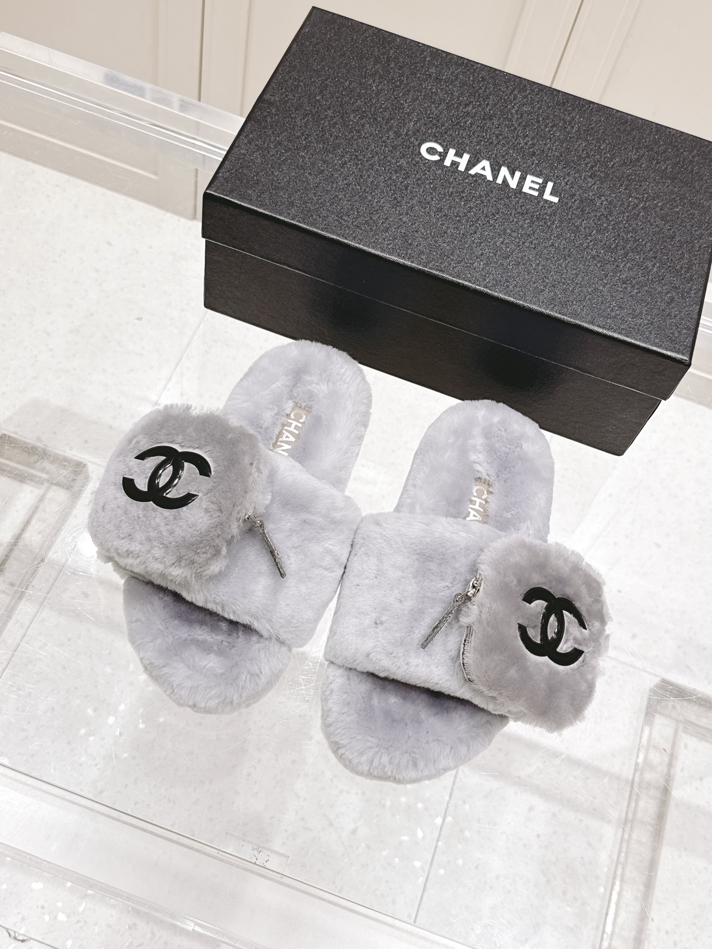 NO:442244,Top version * Chanel 25ss early autumn new wool wool dragging. I feel willing to buy it. I will know it is fashionable only when I buy it. Popular and popular products must be ranked in various categories. The style of bloggers and internet celebrities is very eye-catching. The previous super recommended models!  Double-layer thick and large sole, upper with wool lamb, inner wool sheep, size 35-40 (41 and 42 custom made without return or exchange), fur shoes, chanel19860909顶级版本 * 香奈儿 25ss早秋新款羊毛毛拖   上依脚然让我心情甘愿剁入手,购入手会才知道的它时髦,人气爆款须必得有它排名各,种博主、网红搭范配尽显眼,前超级荐推款！双层厚加大底, 鞋面选用羊毛羔,内里毛羊, 码数35-40（41、42定做不不退换）,毛毛鞋,chanel,Women's Shoes